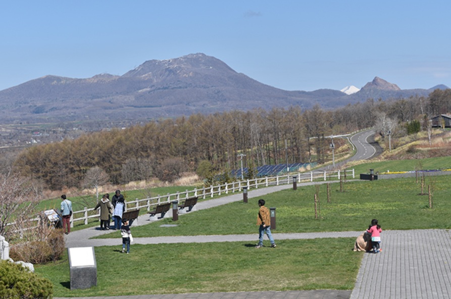 第6位の道央道 有珠山SA（上り線）。展望台から有珠山や昭和新山、噴火湾、晴れた日には羊蹄山まで見渡せる大パノラマが魅力
