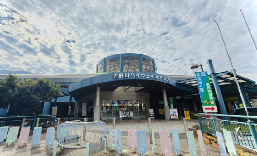 第10位の徳島道 吉野川ハイウェイオアシス。吉野川の名勝「美濃田の淵」を望み、日帰り温泉「美濃田の湯」も併設