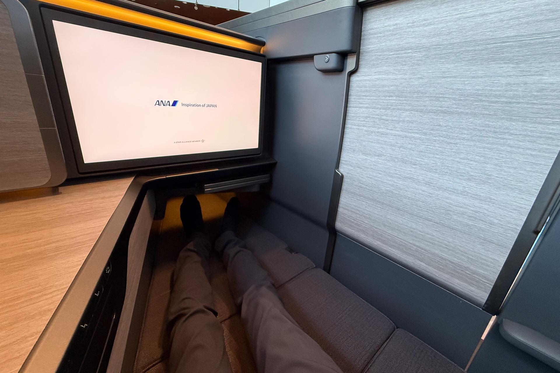 座って足を伸ばした状態ならまだまだ奥に余裕がある