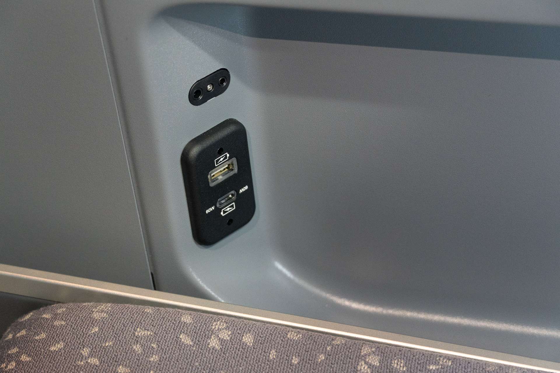 アームレストの脇にUSB Type-A/Cの充電ポートがある