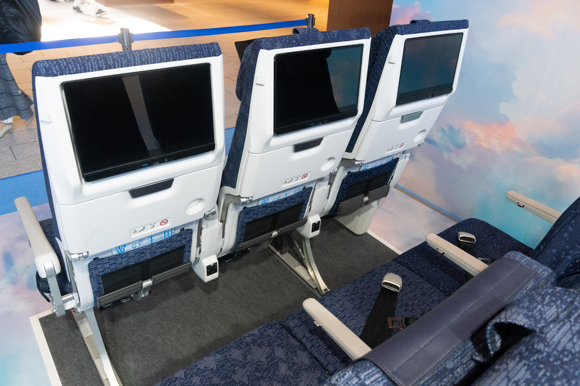 個人用モニターは13.3インチ