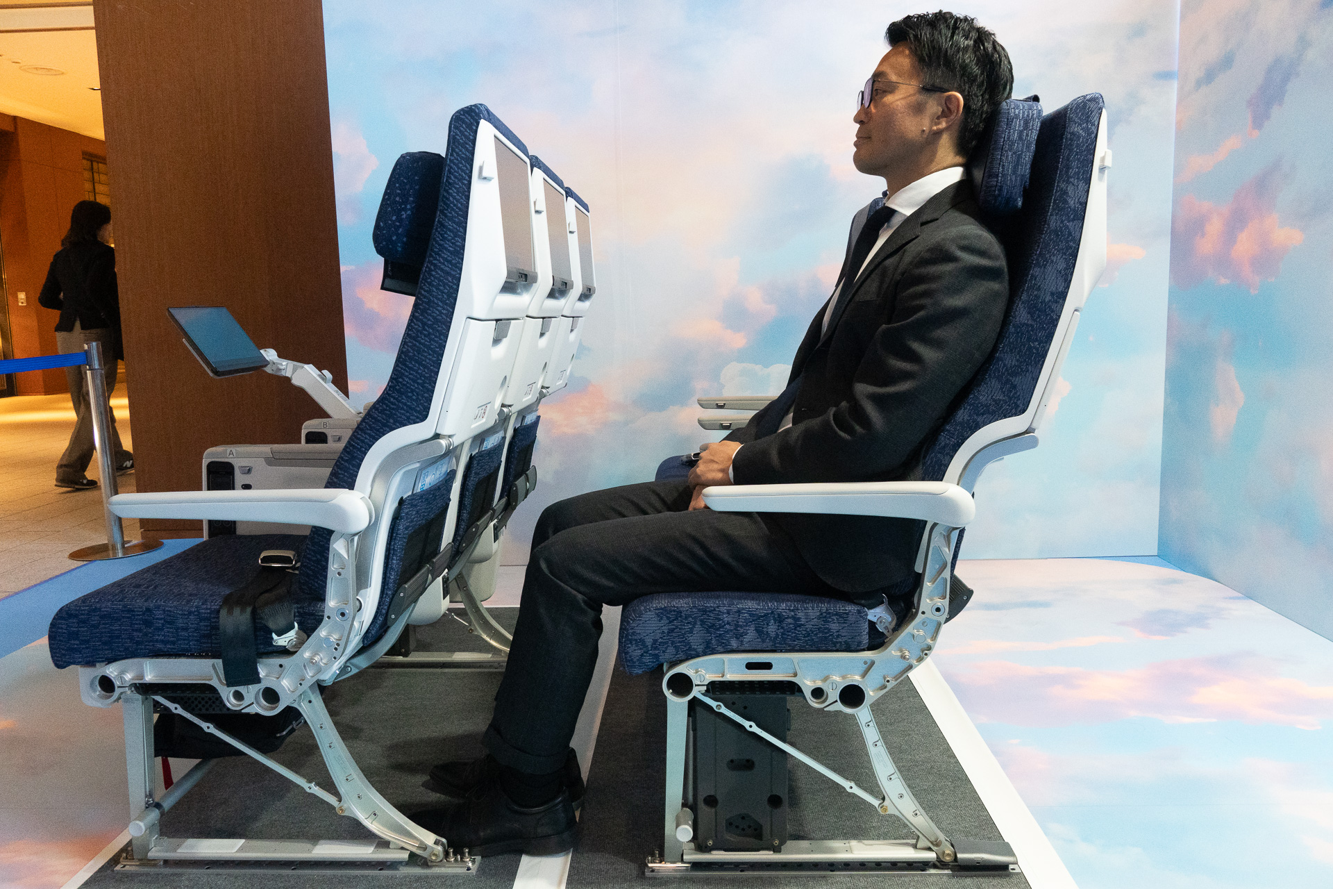 成人男性が座った様子。腰まわりが支えられて自然と姿勢よくなっている