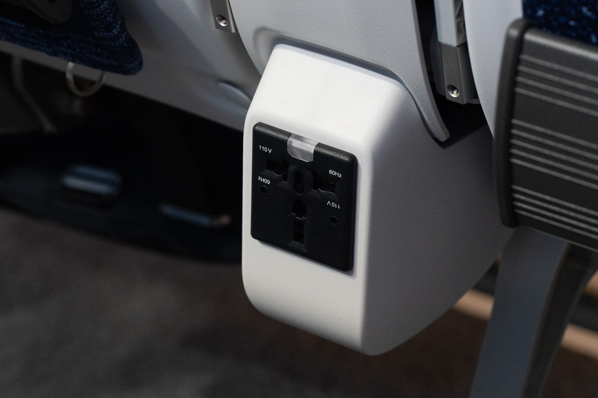 ユニバーサルコンセントとUSB Type-A/Cの充電ポートを装備