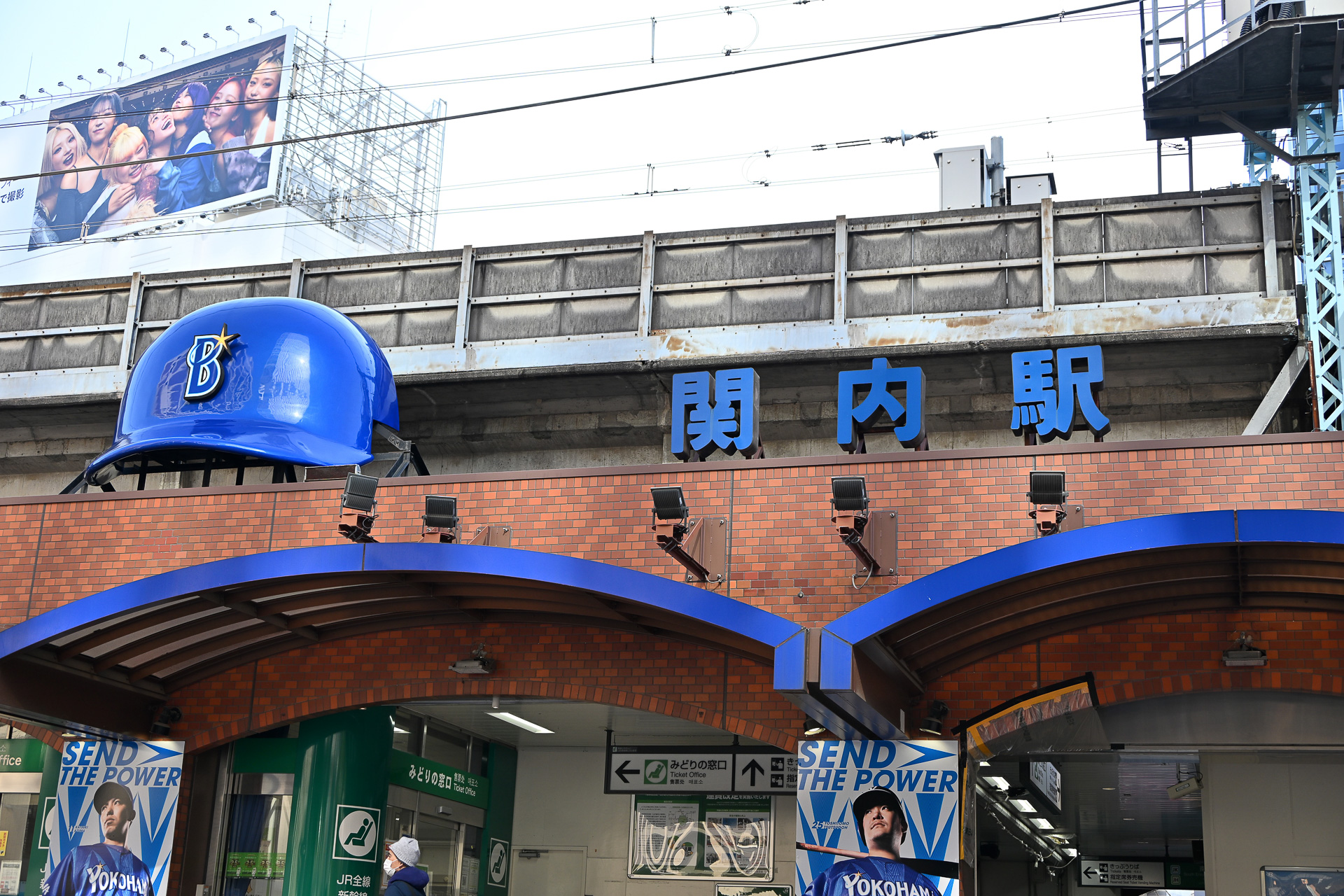 JR関内駅改札を出るとすぐに「BASEGATE横浜関内」が目の前に！