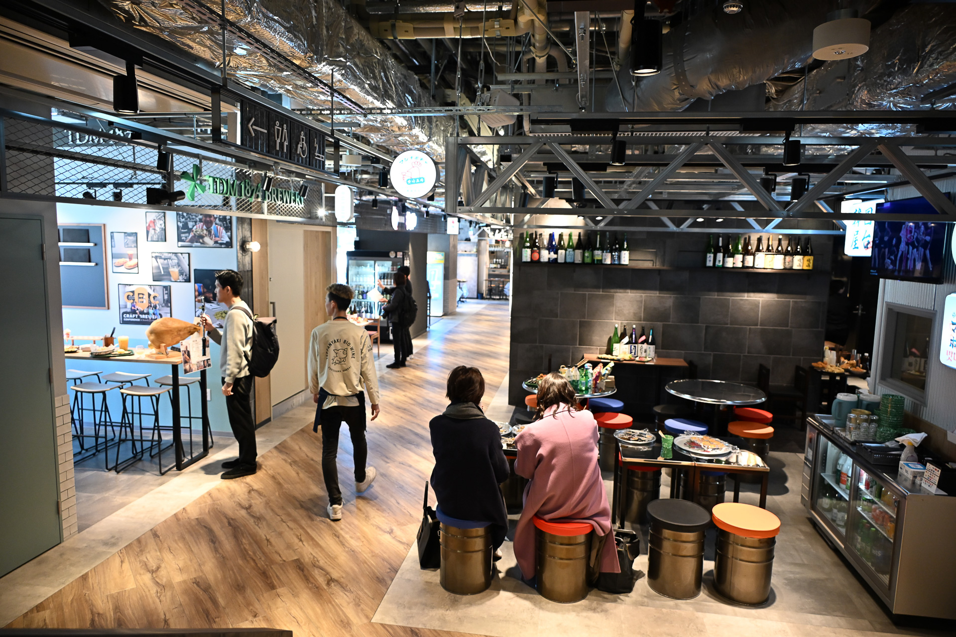 「スタジアムサイドテラス」は2棟にまたがる飲食店街の集合体だ