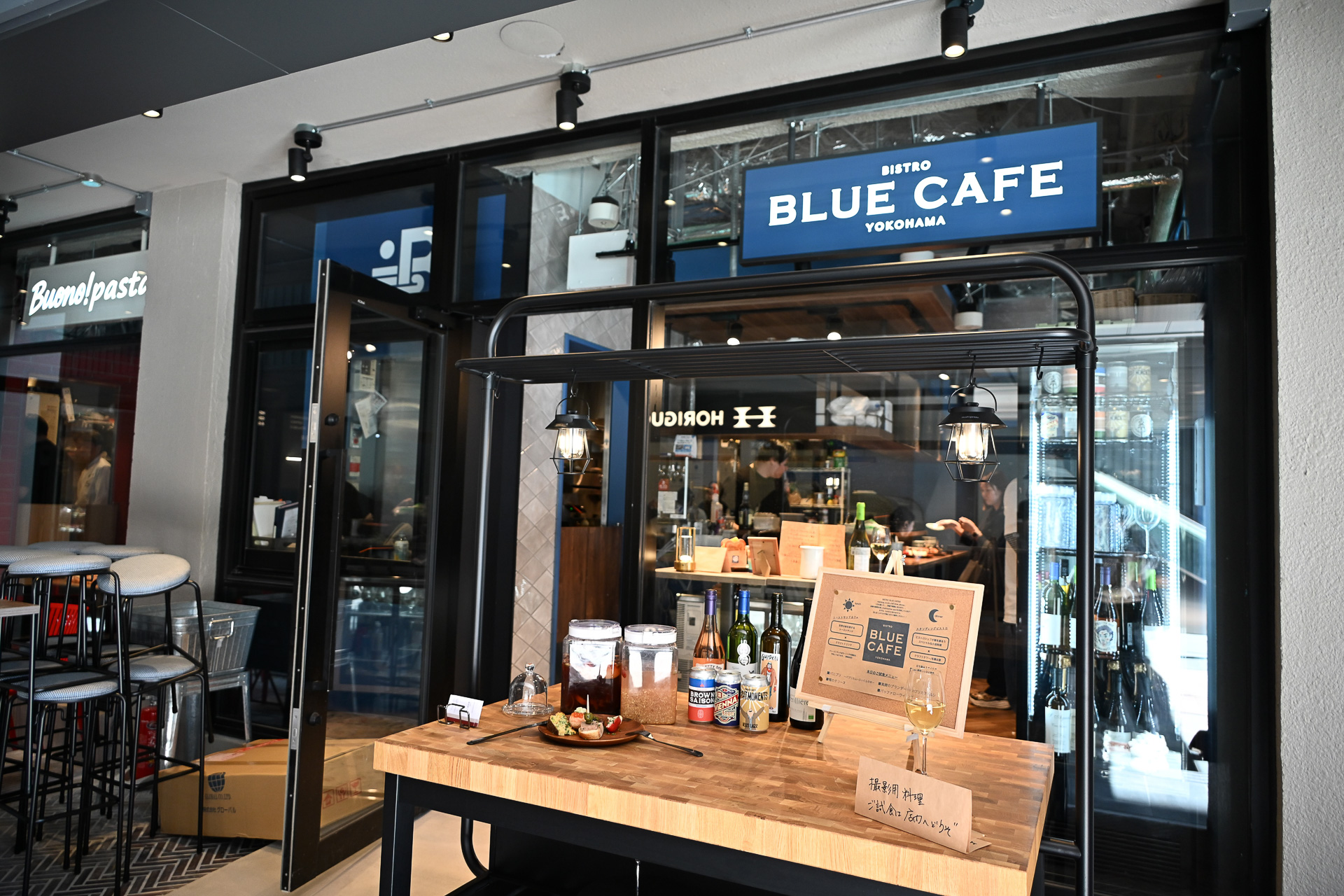 「BISTRO BLUE CAFE」ではパスタとワインを