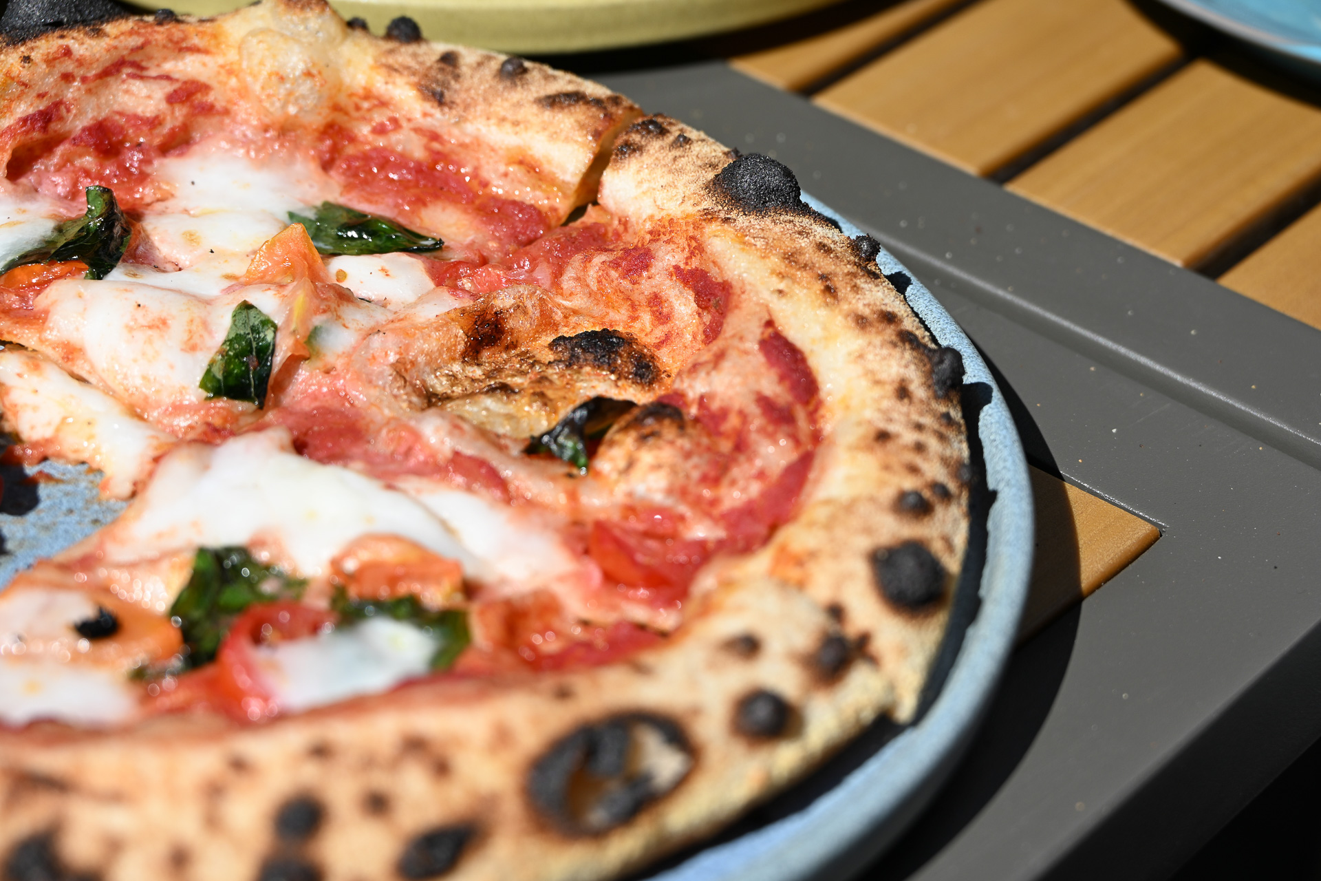 「コムギラボ」では外カリッ、中もちっなピザを半浴び