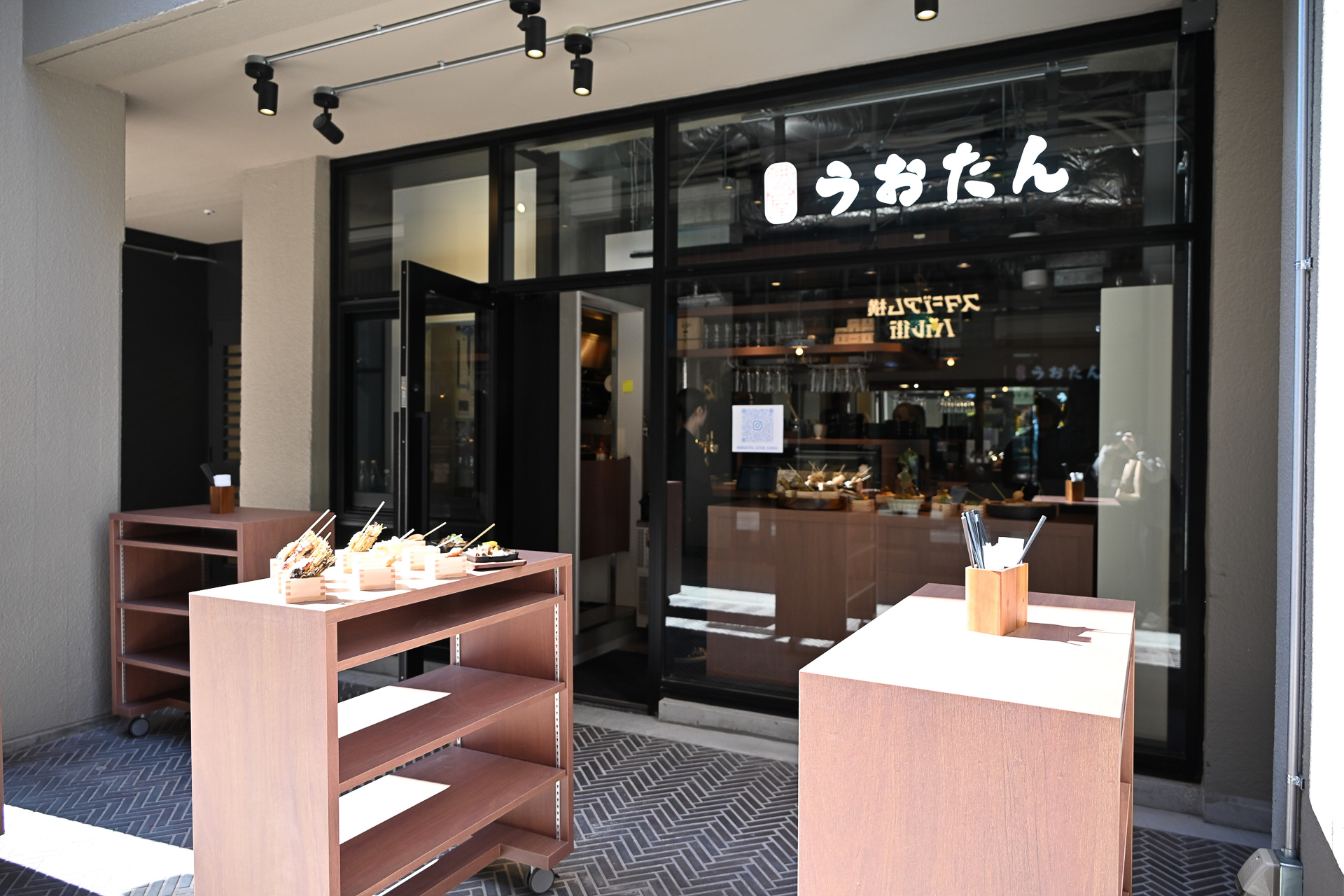 「港屋うおたん」では石川県七尾の魚介やおでん串を販売