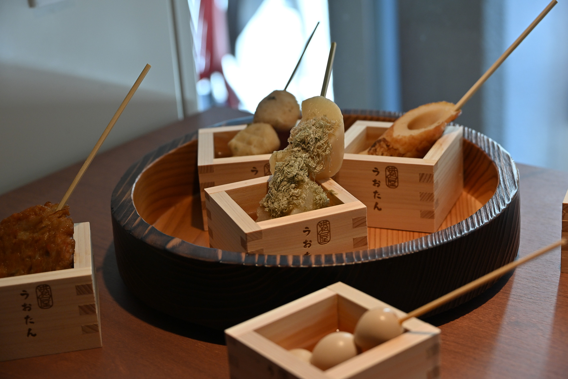 「港屋うおたん」では石川県七尾の魚介やおでん串を販売