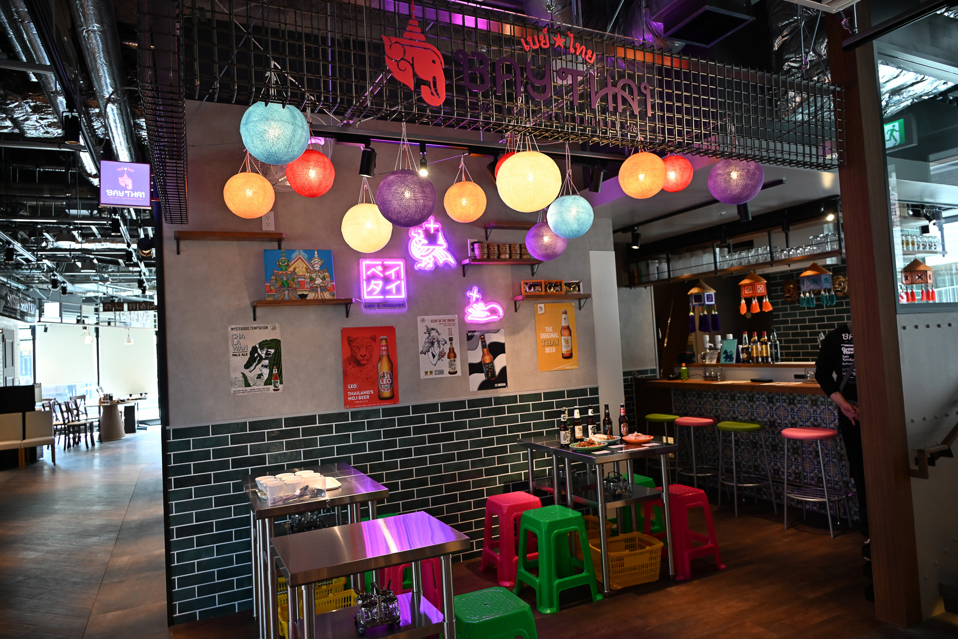 タイの屋台街を彷彿させる「BAY THAI」