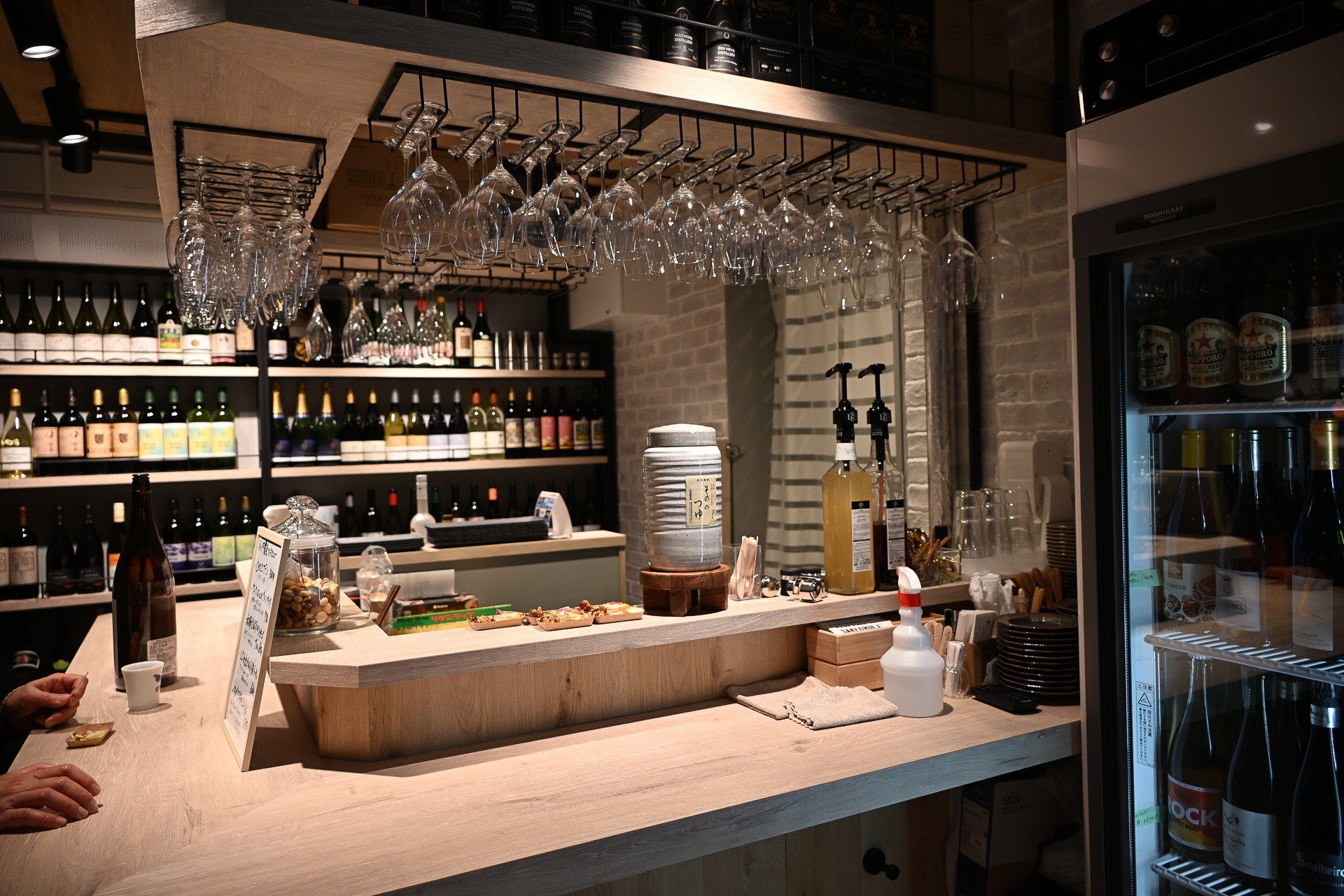 お勧めメニューを食べ歩き、はしご酒もできる