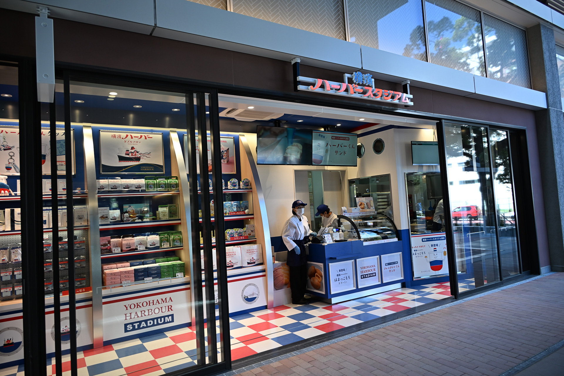 「横濱ハーバースタジアム」では、ワンハンドスイーツや各種お土産を販売