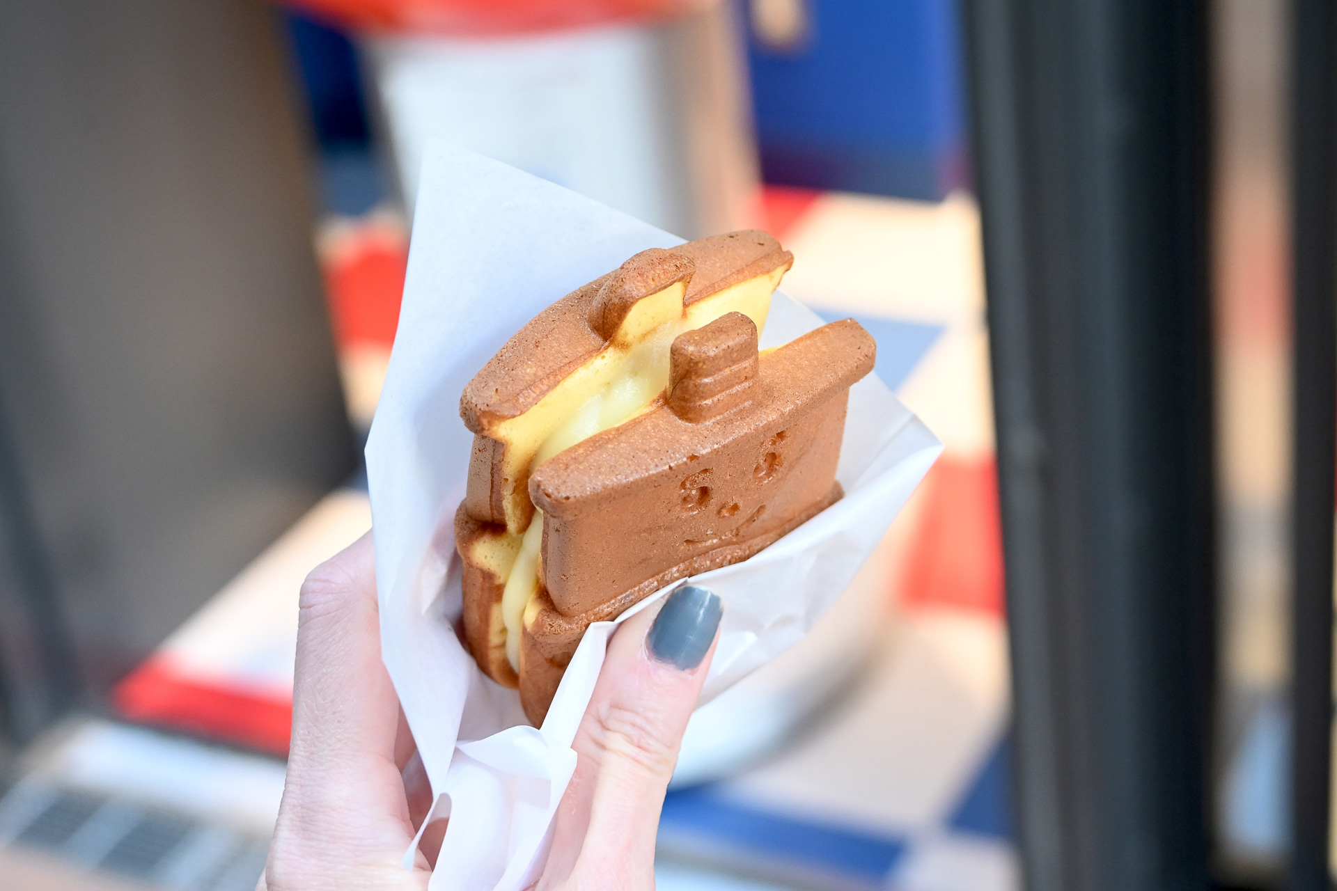 「横濱ハーバースタジアム」では、ワンハンドスイーツや各種お土産を販売