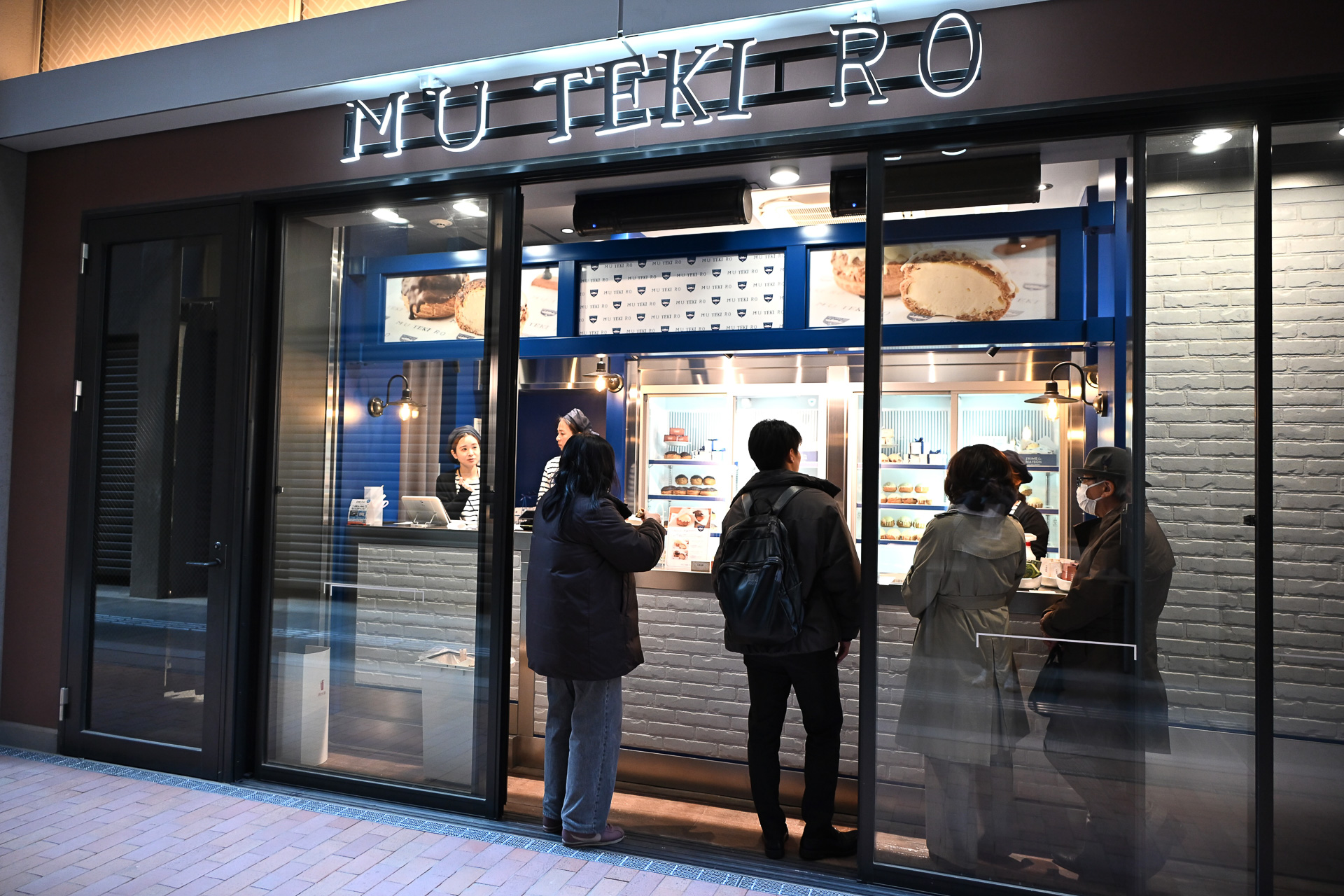 ぎっしりクリームのシューが自慢の「横濱元町霧笛楼」