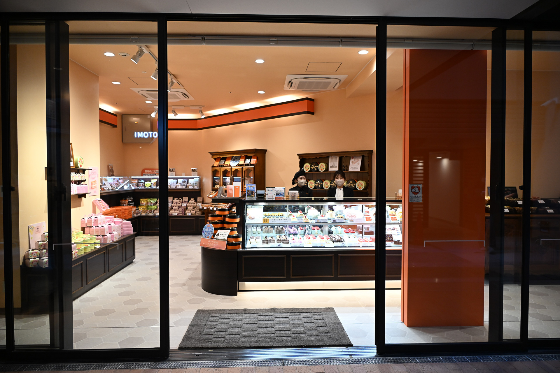 併設するショップでは生菓子なども取り扱う