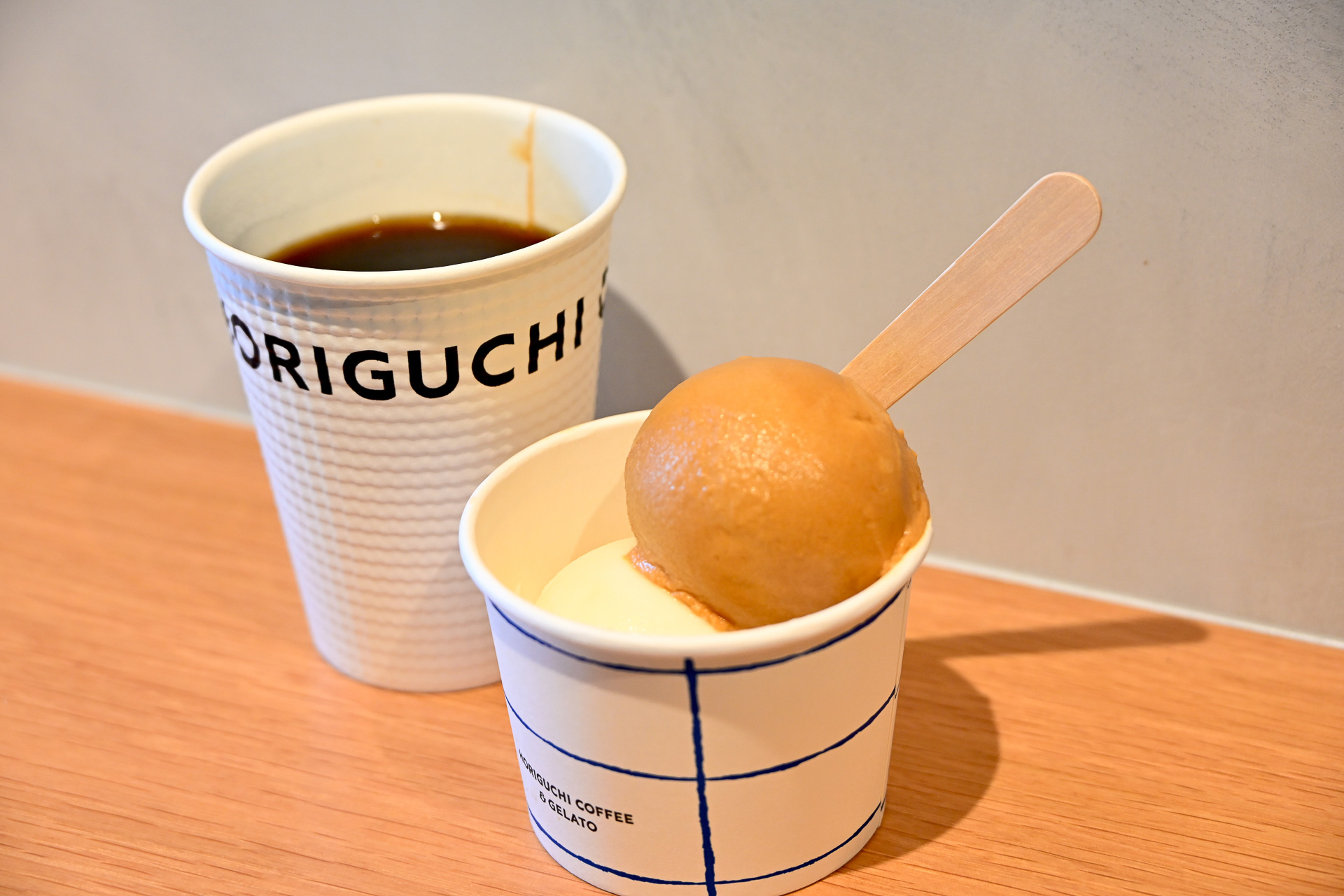 コーヒーを一口、アイスを次に、そして一緒にどうぞ