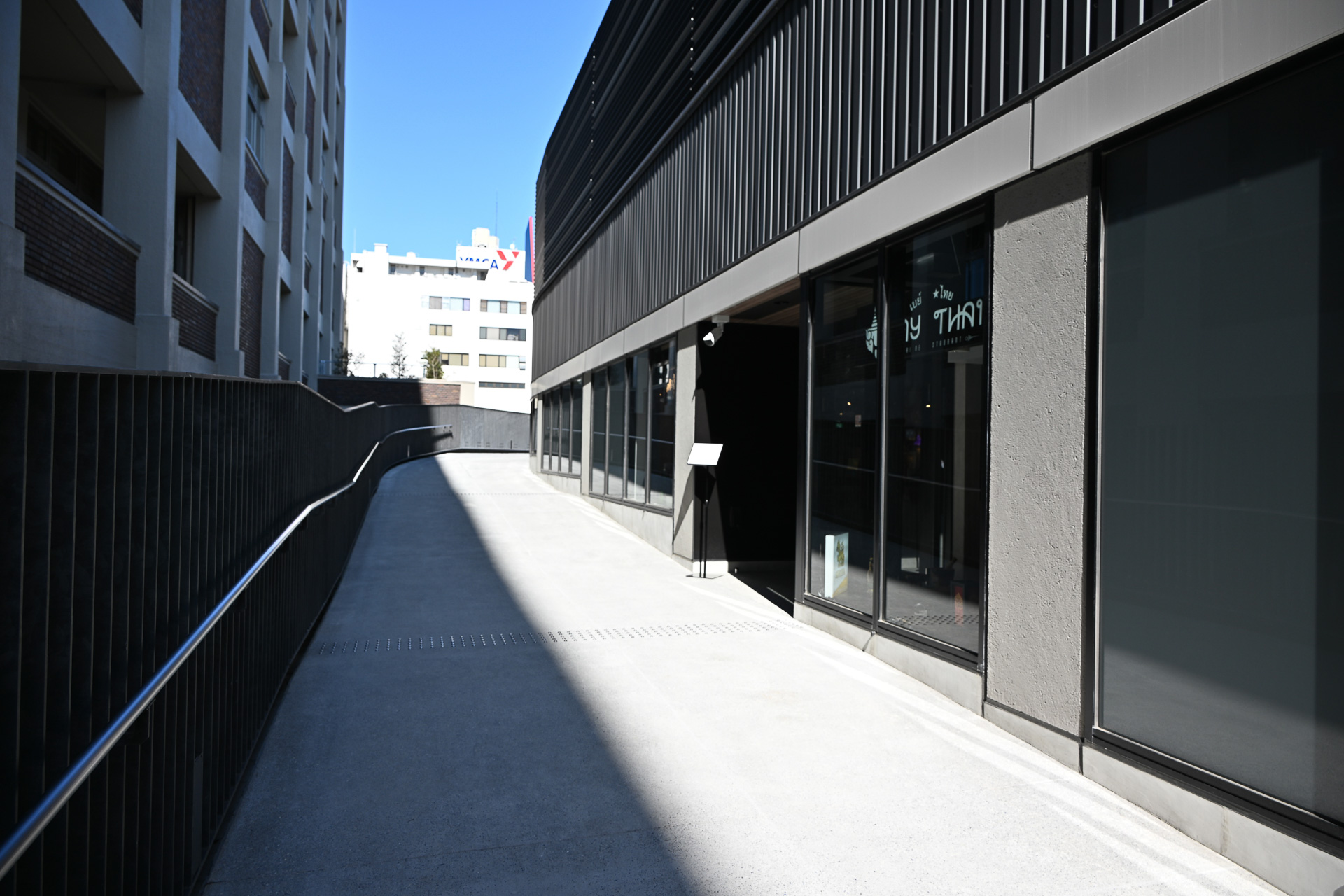 このまま進むと2階のデッキから直接ハマスタへ向かうもできる！　これは便利