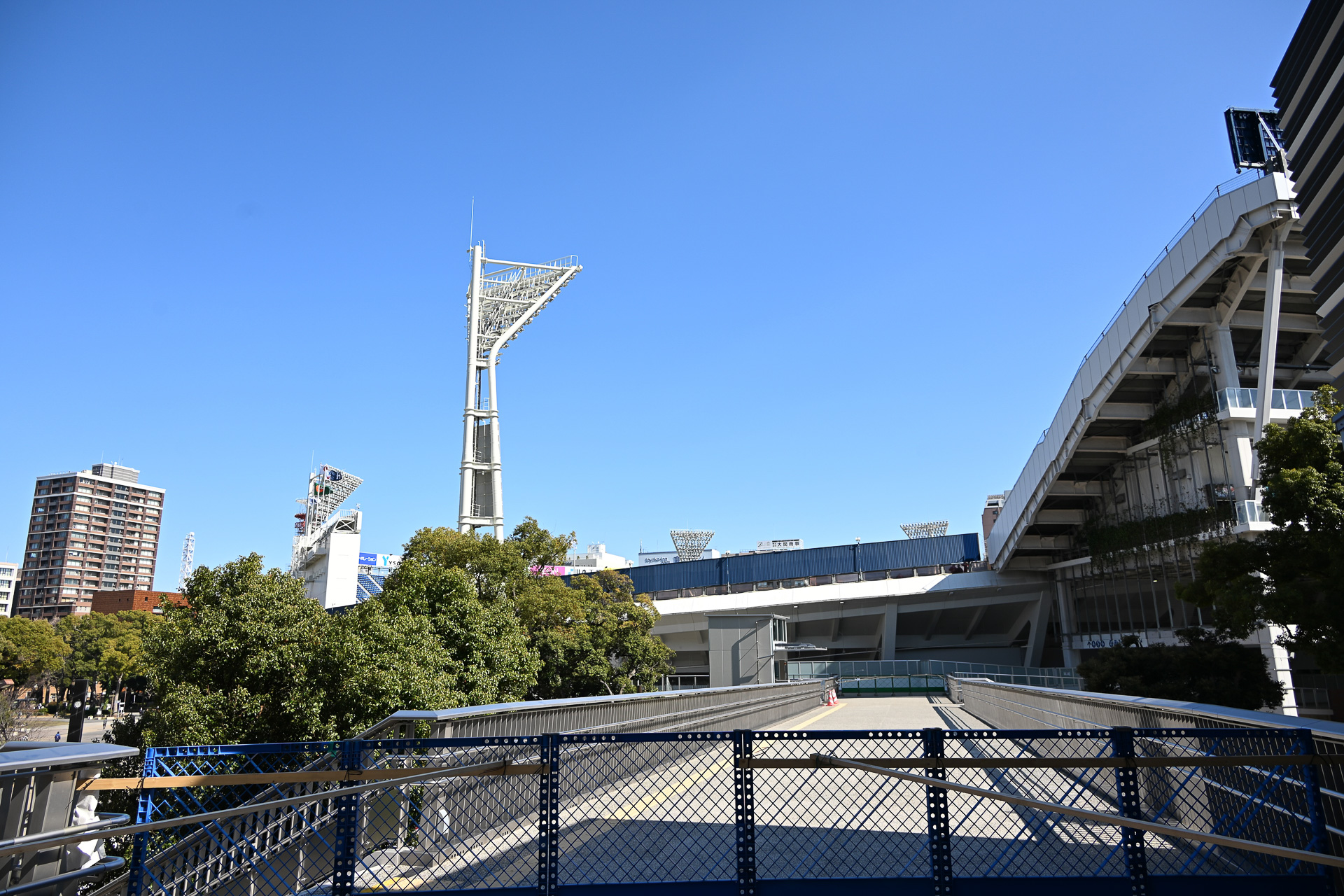 このまま進むと2階のデッキから直接ハマスタへ向かうもできる！　これは便利