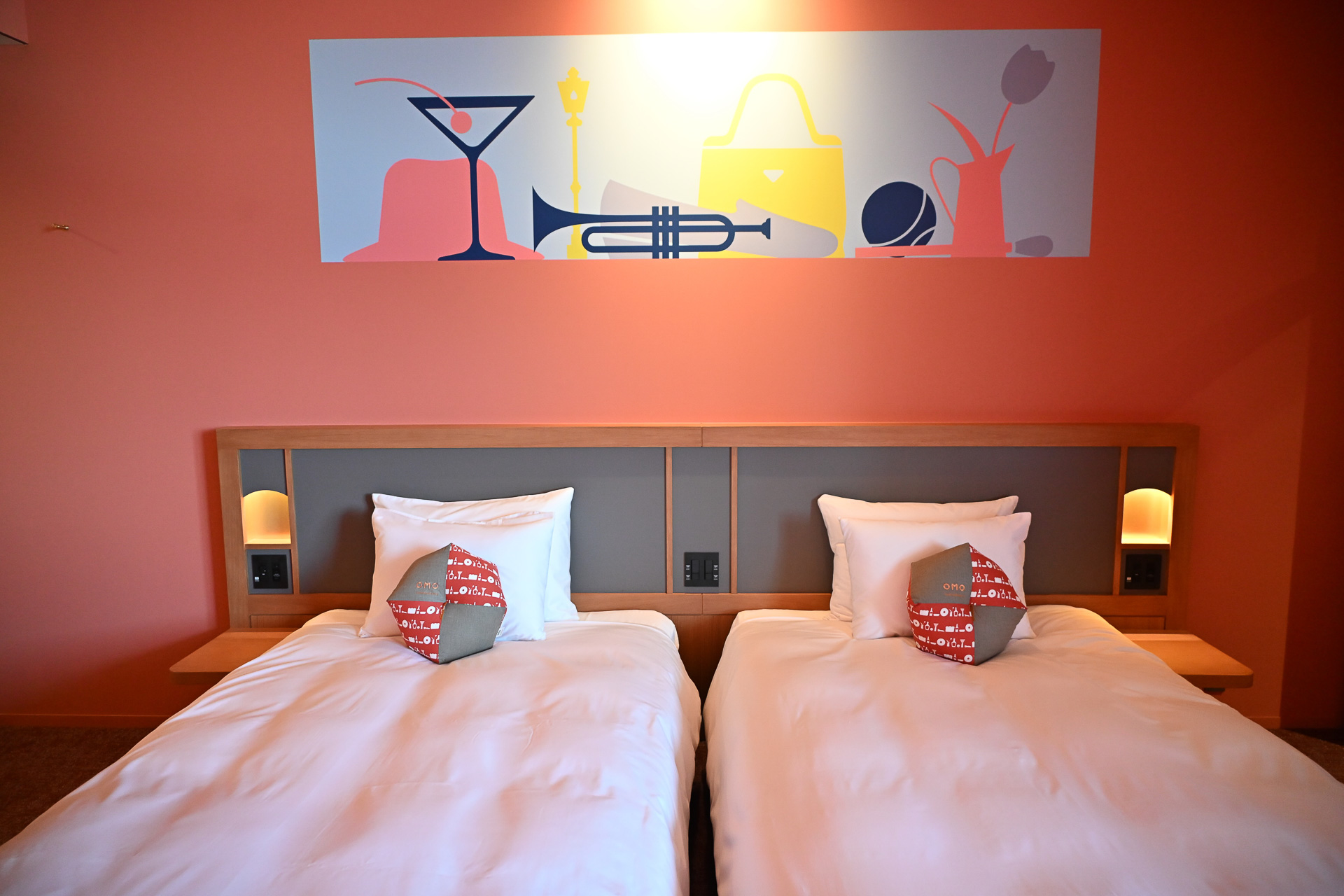 こちらは赤を主体とした部屋だ。ガラリと印象が変わるのがおもしろい