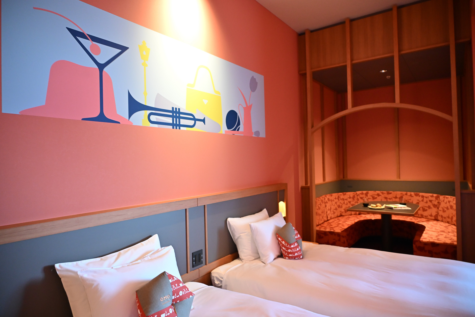 こちらは赤を主体とした部屋だ。ガラリと印象が変わるのがおもしろい