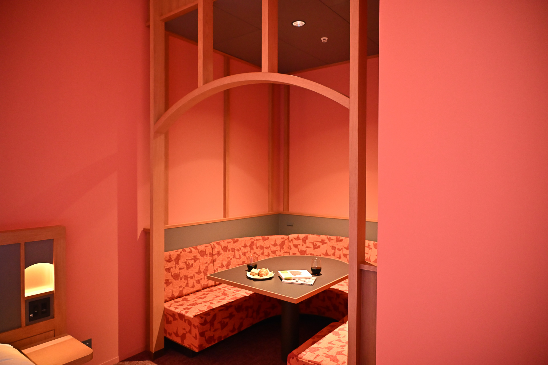 こちらは赤を主体とした部屋だ。ガラリと印象が変わるのがおもしろい