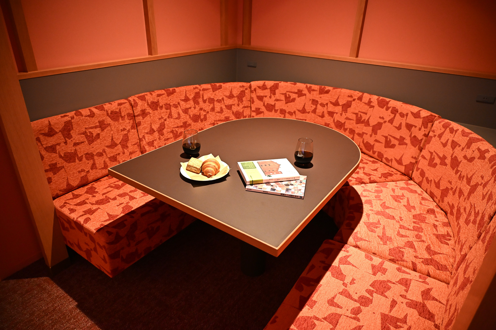 こちらは赤を主体とした部屋だ。ガラリと印象が変わるのがおもしろい