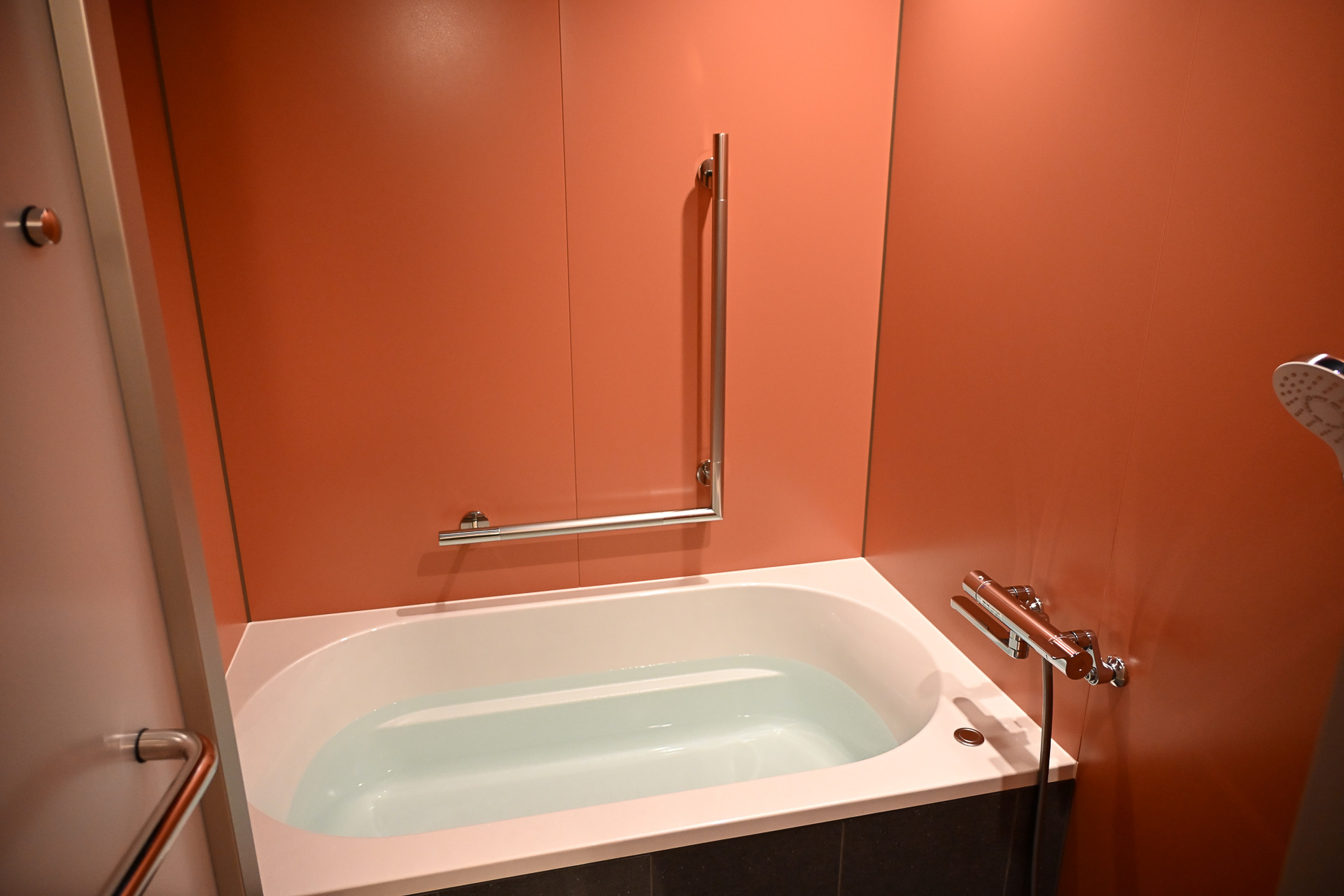 こちらは赤を主体とした部屋だ。ガラリと印象が変わるのがおもしろい