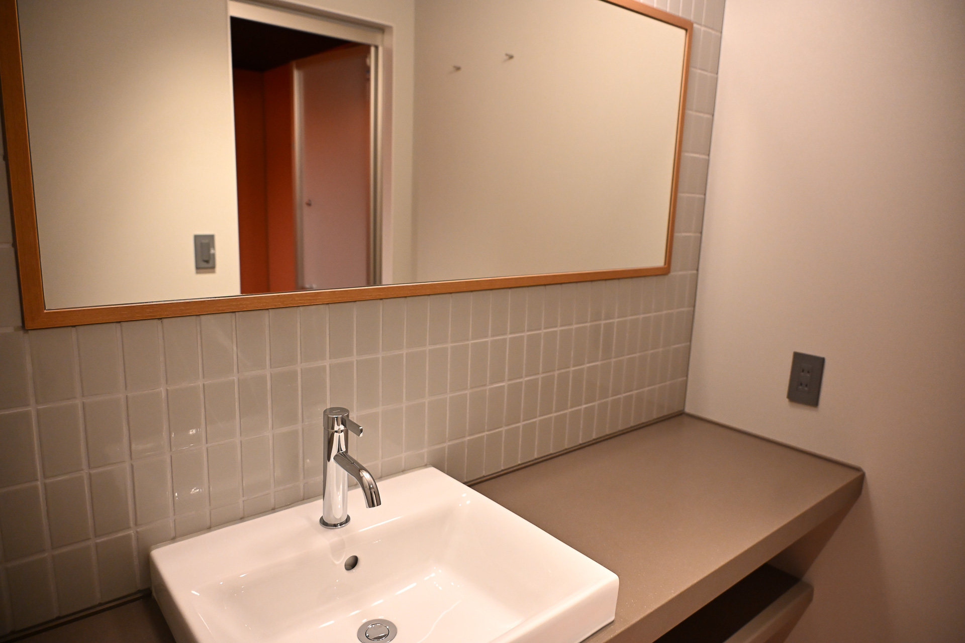 こちらは赤を主体とした部屋だ。ガラリと印象が変わるのがおもしろい