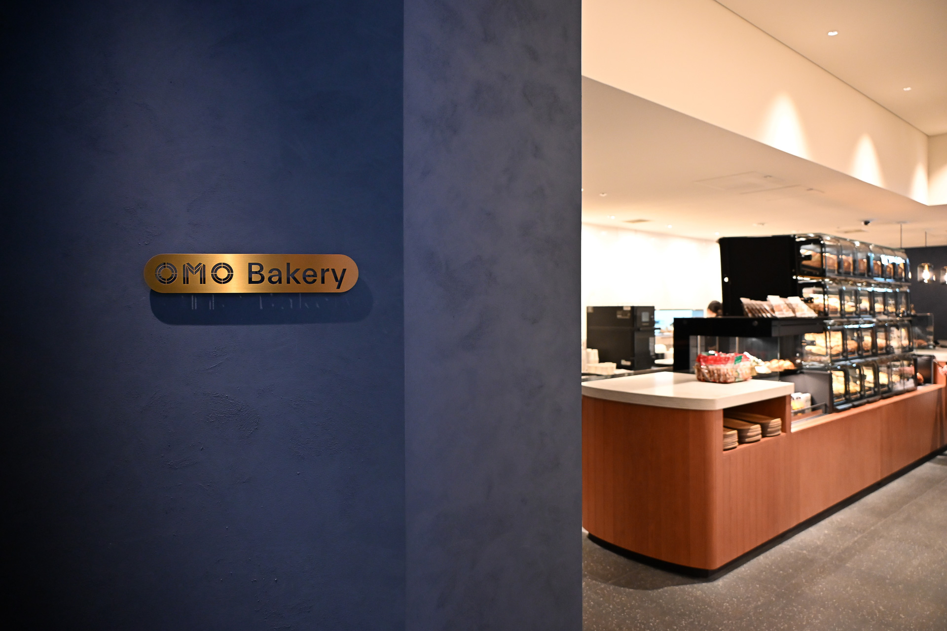 「OMOベーカリー」では毎日焼きたてのブレッドが販売される