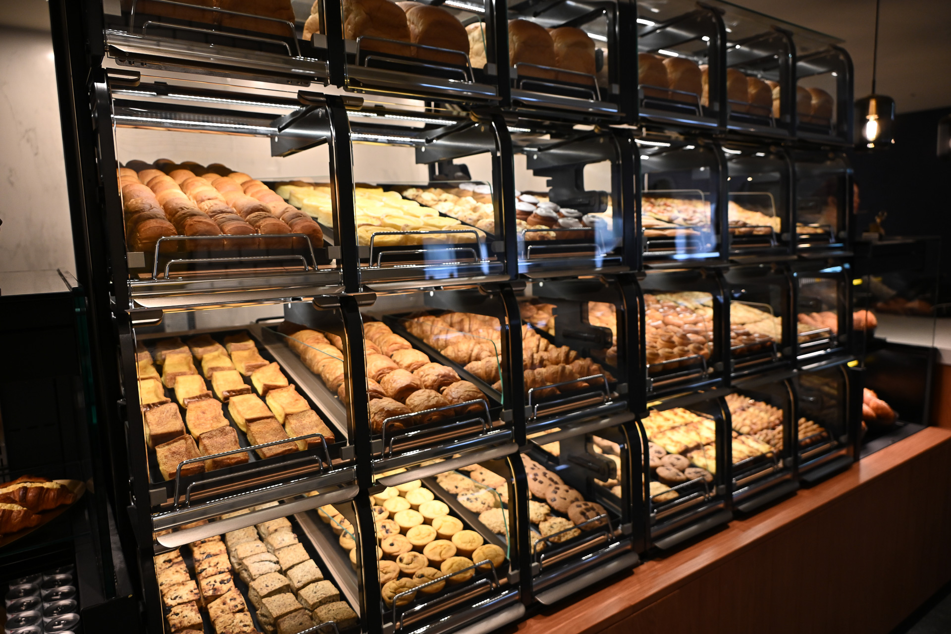 「OMOベーカリー」では毎日焼きたてのブレッドが販売される