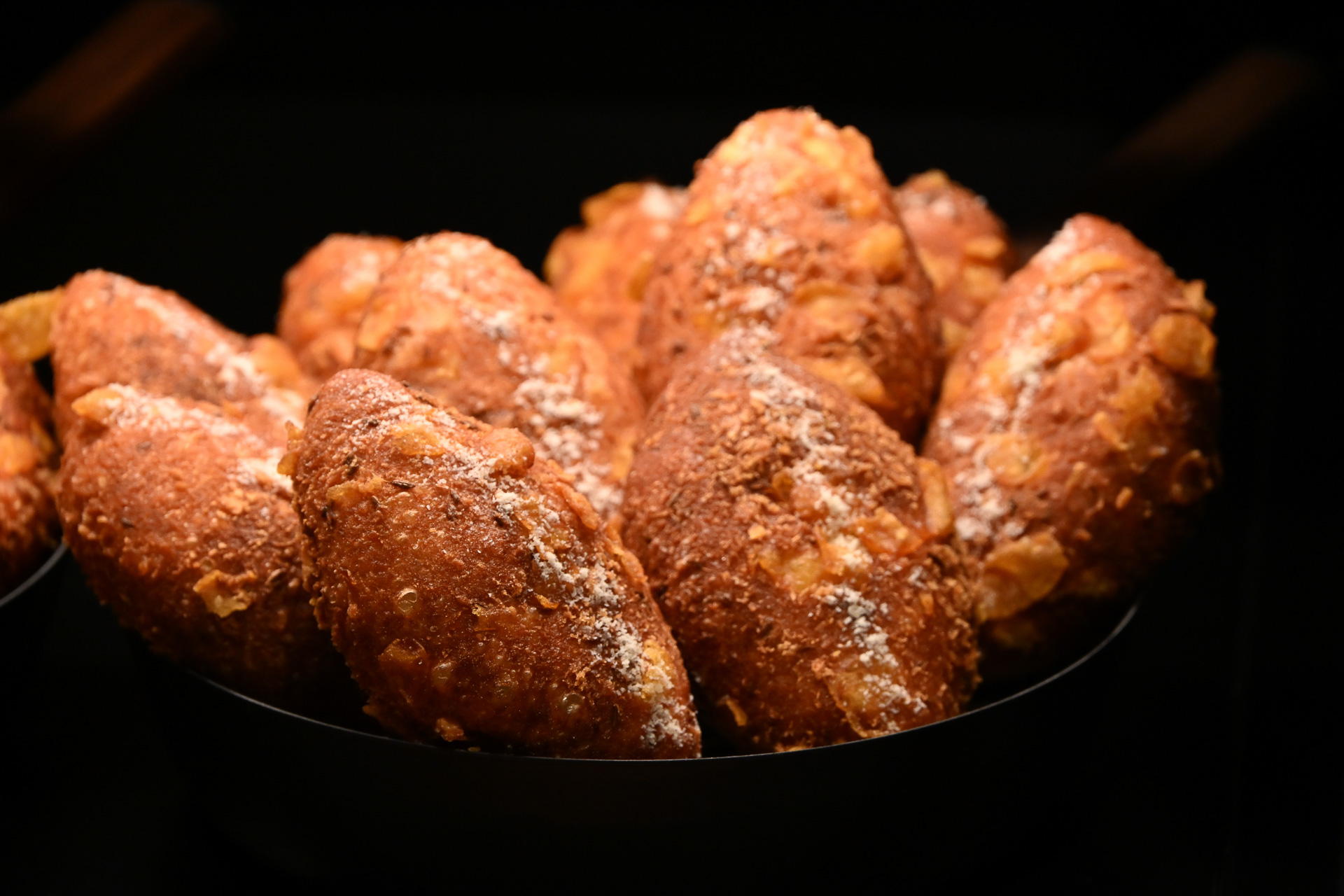 常時5種のカレーパンを用意。キッズメニューも。カリカリサクサクで美味しかった