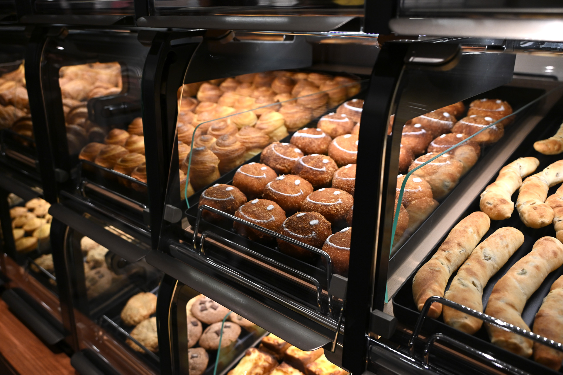 常時5種のカレーパンを用意。キッズメニューも。カリカリサクサクで美味しかった