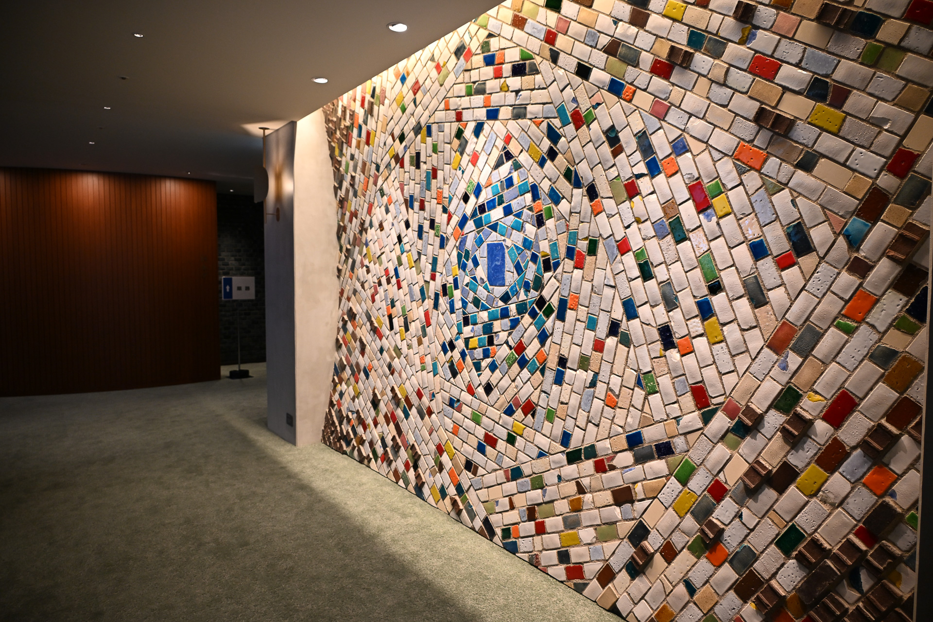 新規にタイルを使ったアートも裏側にある