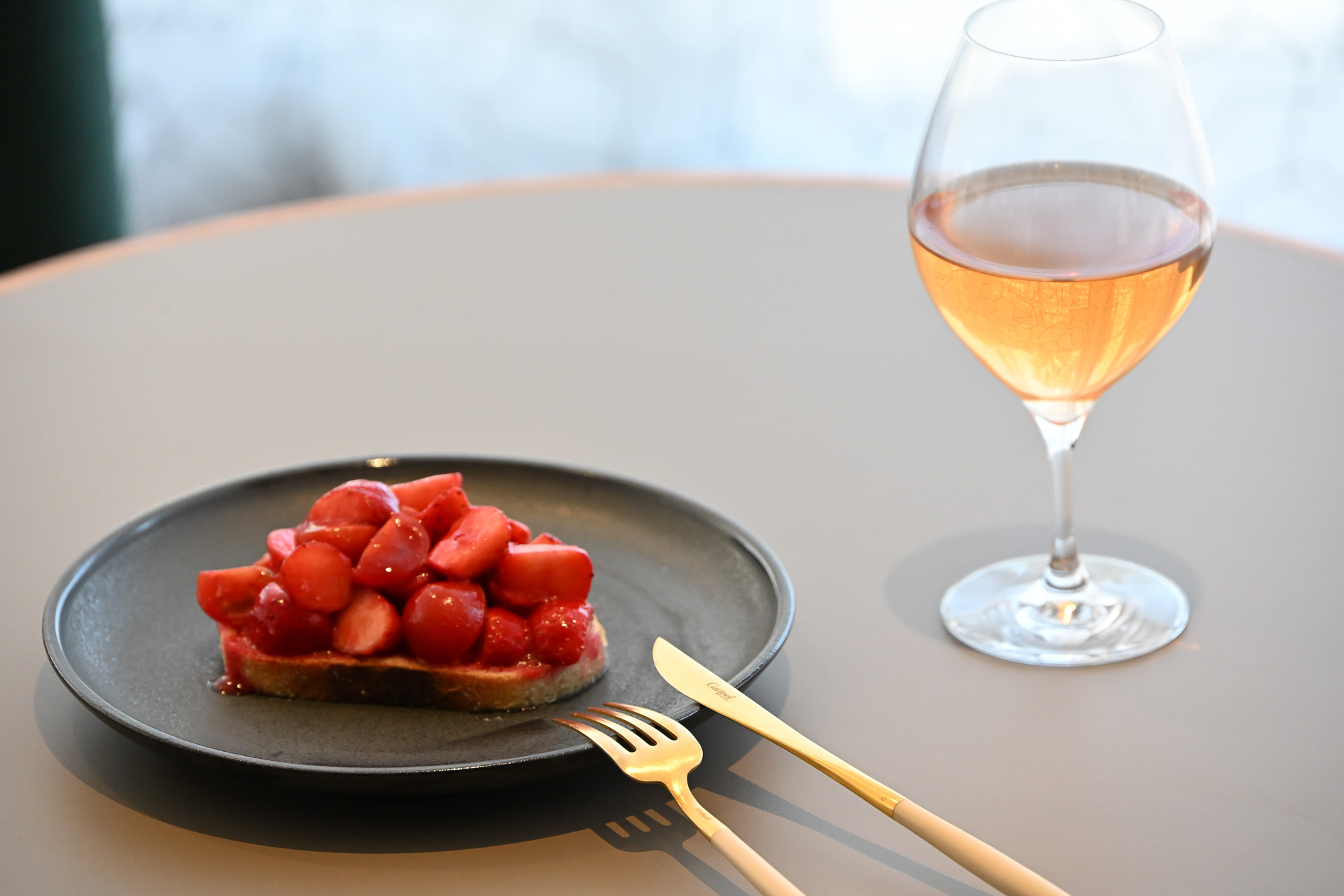 同じ階のエリアでおしゃれに「パン飲み」も楽しめるという