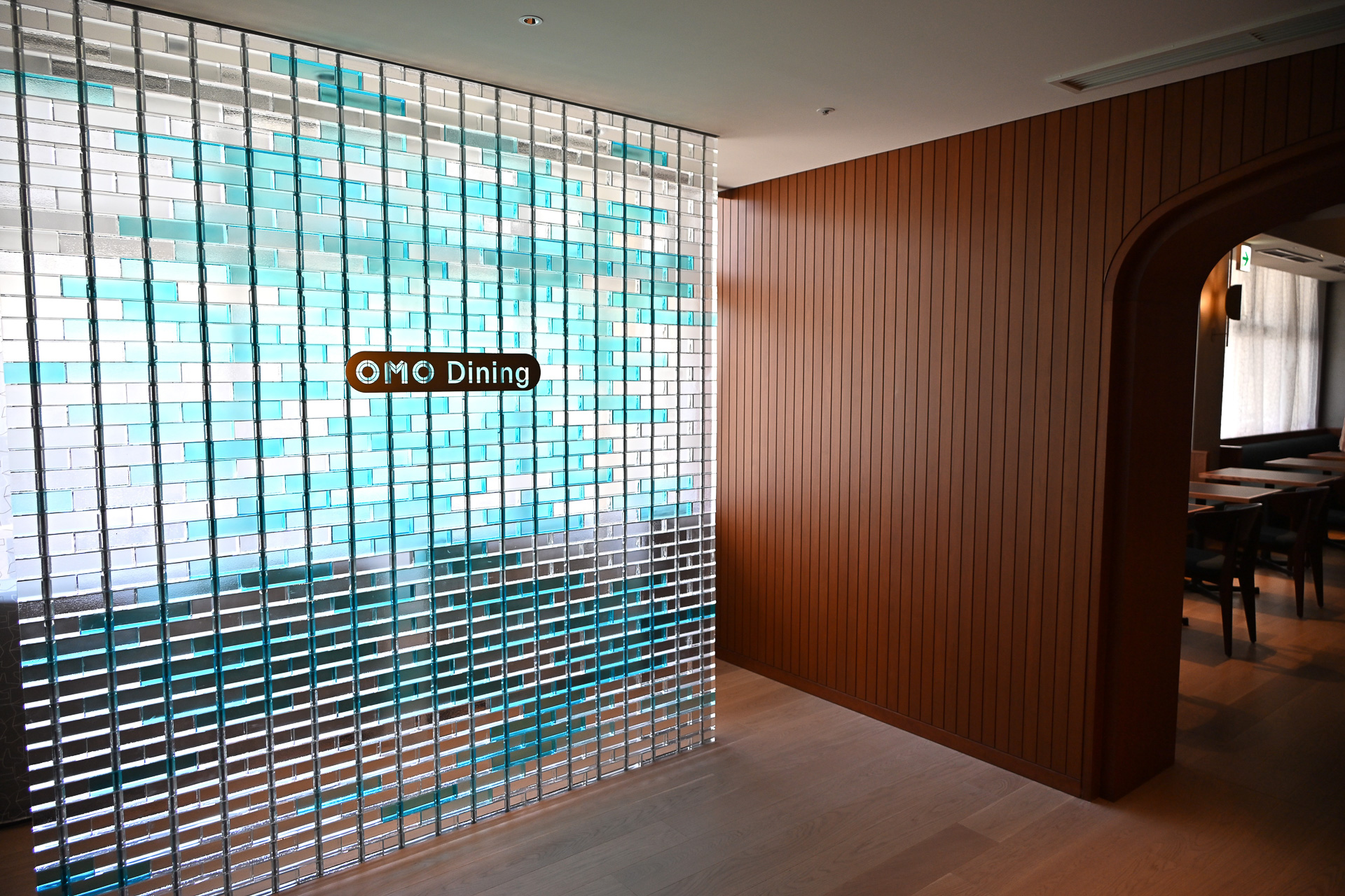 「OMOダイニング」はガラスのタイルのオブジェがエントランスに鎮座