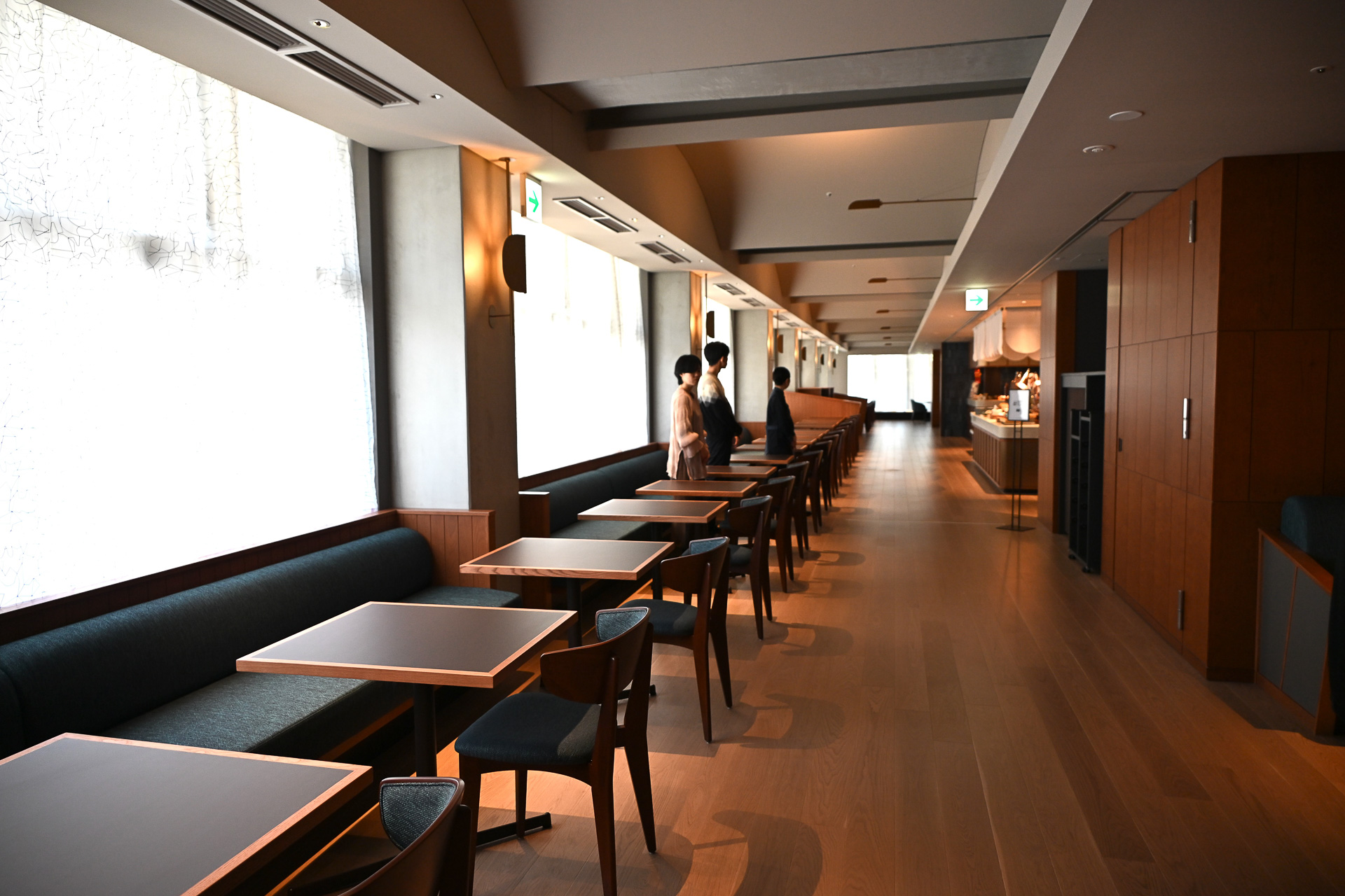 「OMOダイニング」はガラスのタイルのオブジェがエントランスに鎮座