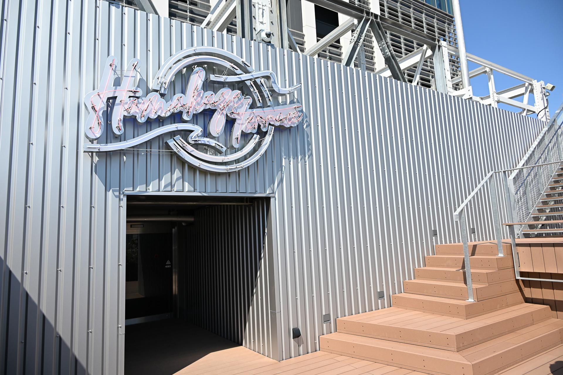 屋上のテラス「HAMAKAZEテラス」