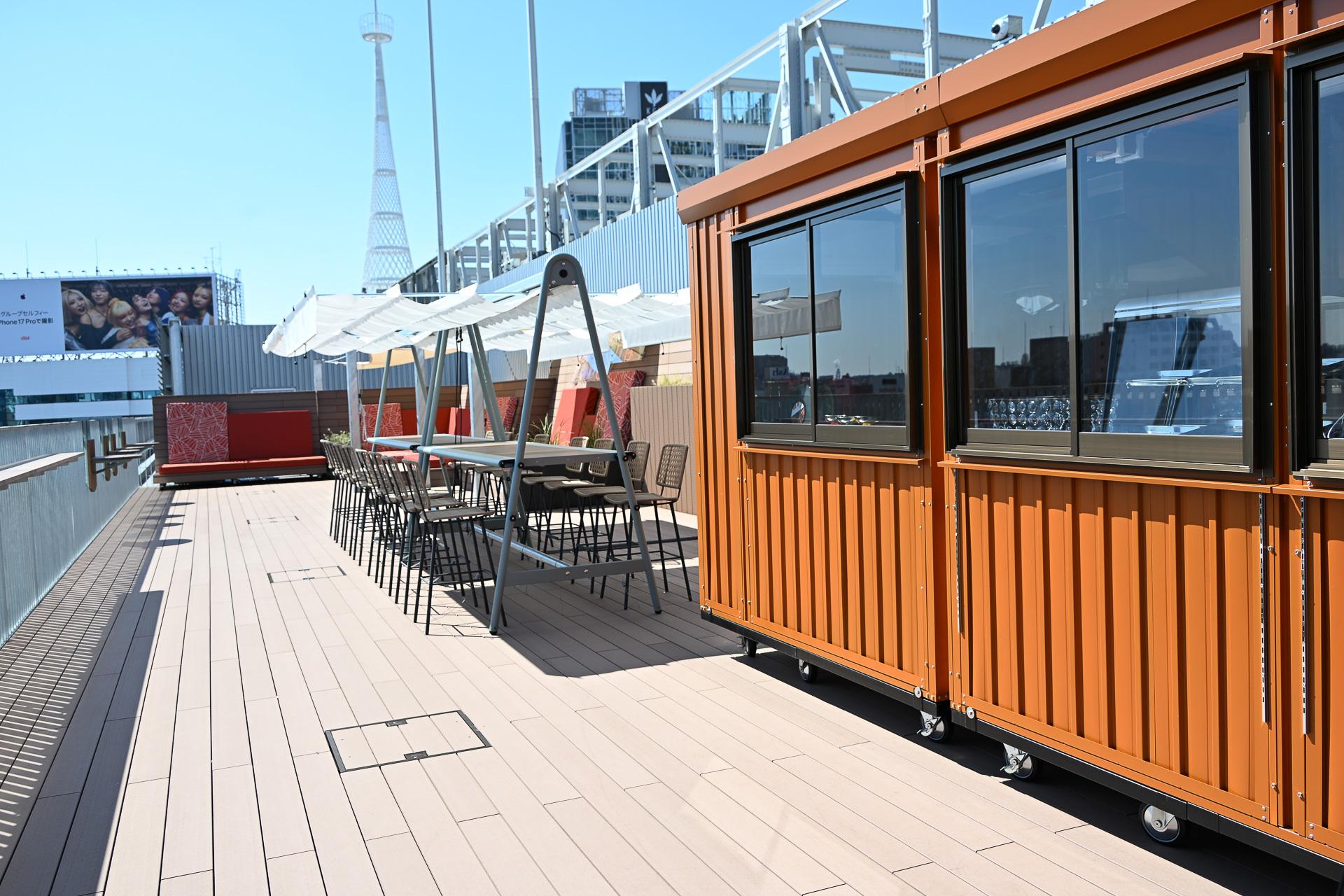 夜にはジャズの生演奏とアルコールなどが楽しめるという