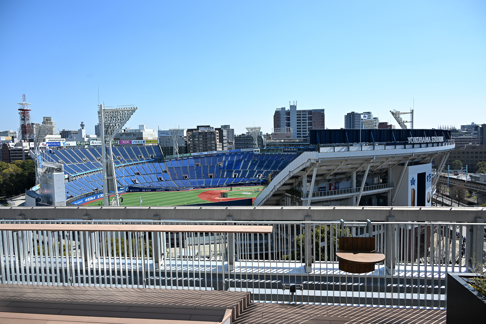 夜にはジャズの生演奏とアルコールなどが楽しめるという