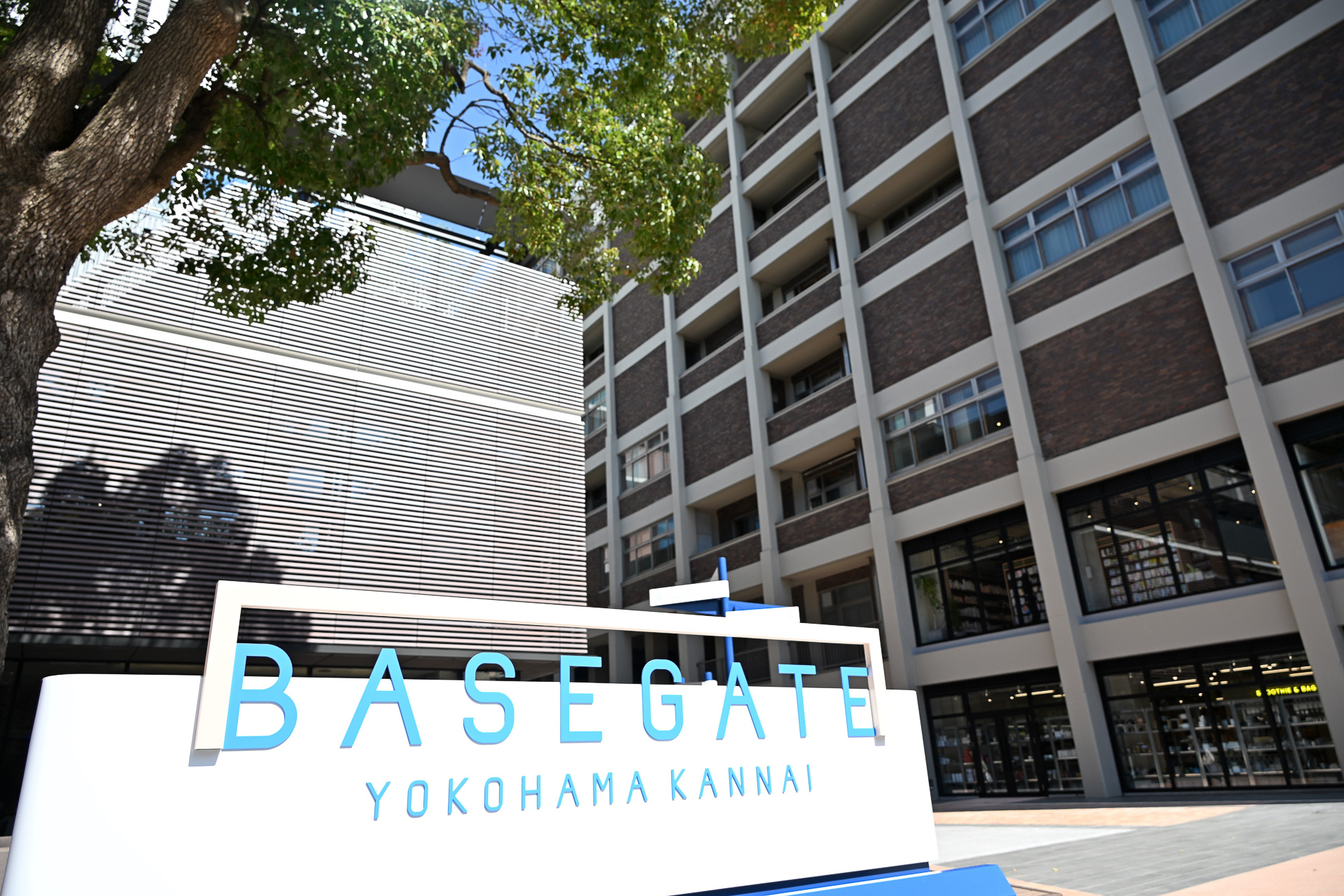 写真奥の「BASEGATE横浜関内」の旧横浜市庁舎を活用するエリアに「有隣堂」が店舗を構える