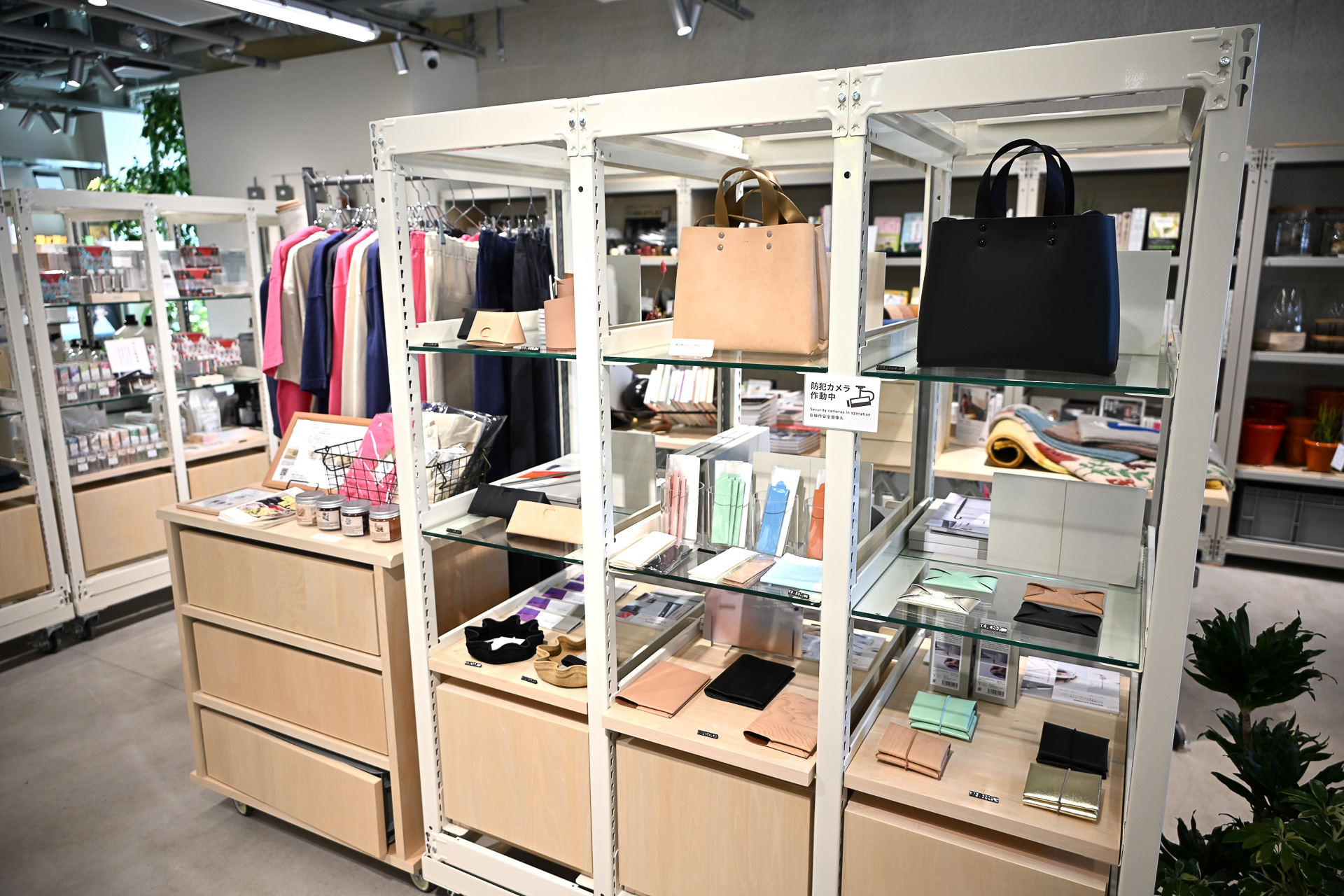 お洒落な雑貨からお土産、観光や晩酌にほしいアイテムまで揃う「YURINDO Port Bazaar」