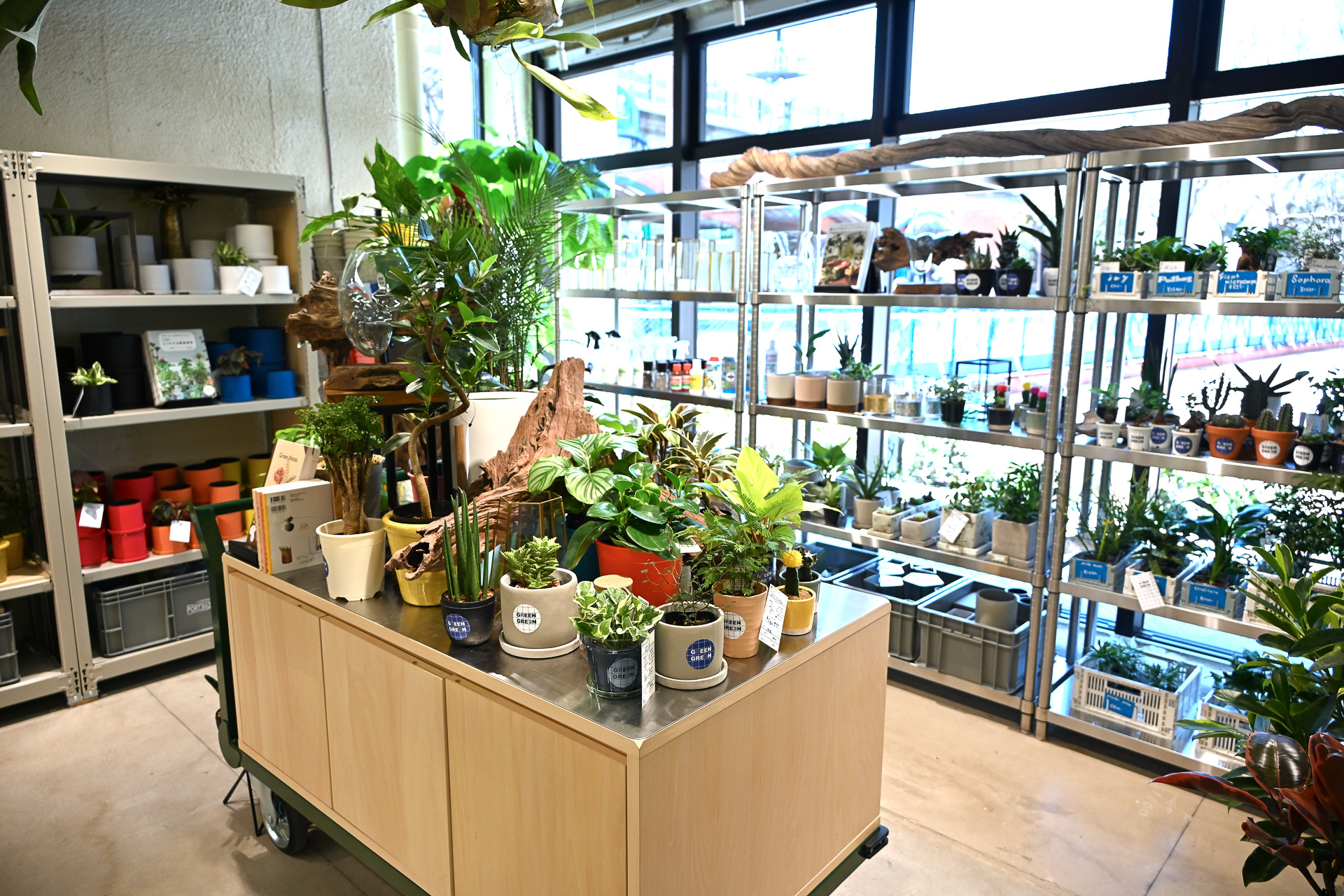 お洒落な雑貨からお土産、観光や晩酌にほしいアイテムまで揃う「YURINDO Port Bazaar」