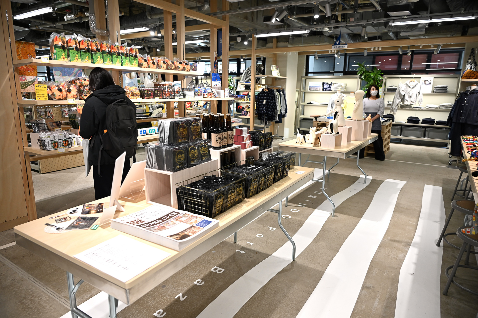 スナックやアルコールなども販売。ホテル滞在のお供に