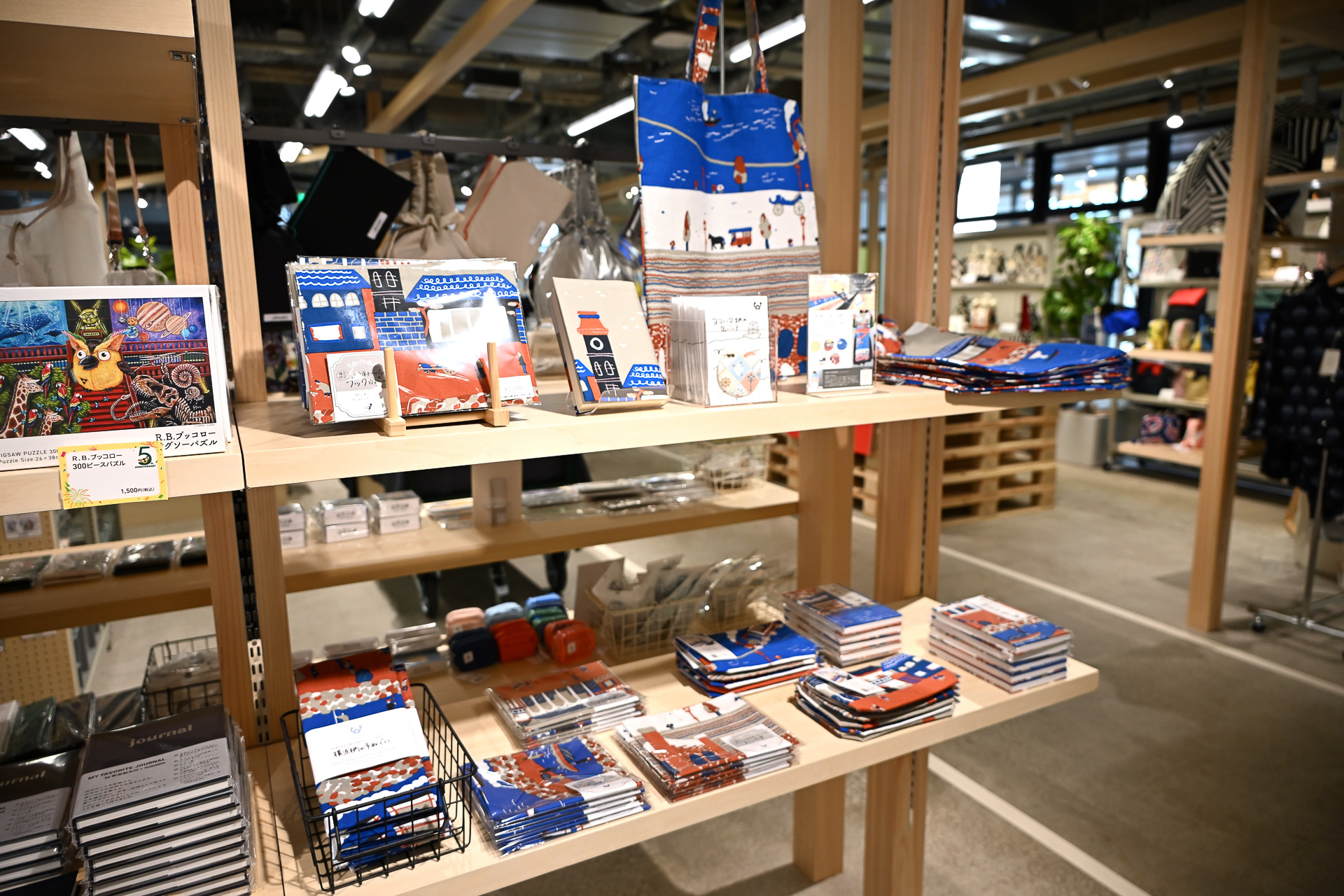 ちょっとしたお土産を探すのにも使える。横浜モチーフのアイテムも販売