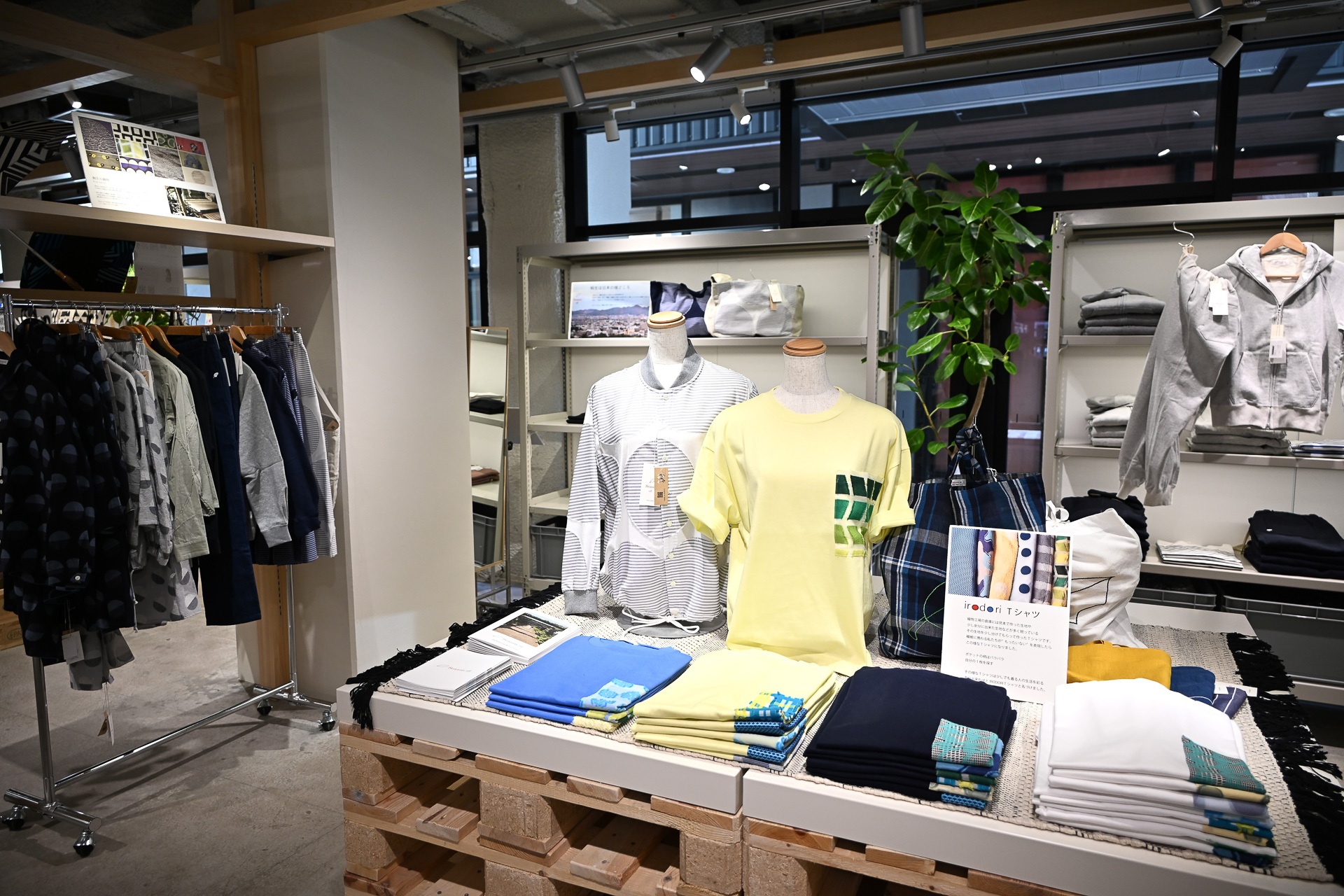 ちょっとしたお土産を探すのにも使える。横浜モチーフのアイテムも販売