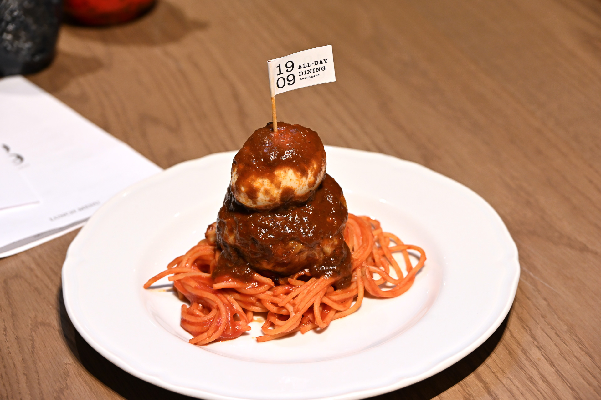 ジューシーハンバーグ＆ナポリタン（1540円）などボリューム系メニューも用意