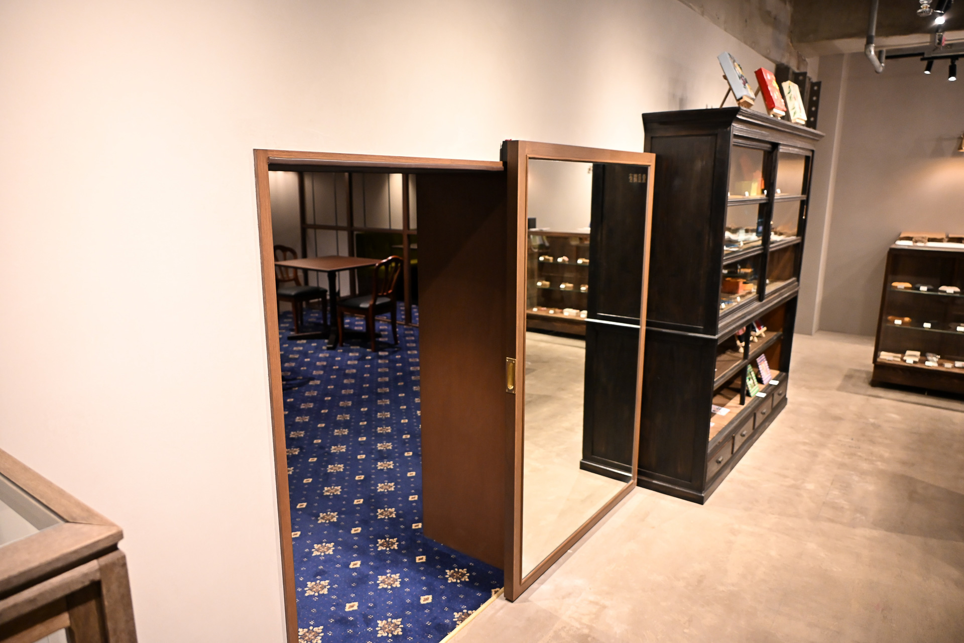 ギャラリーの奥の鏡は隠し扉になっており……