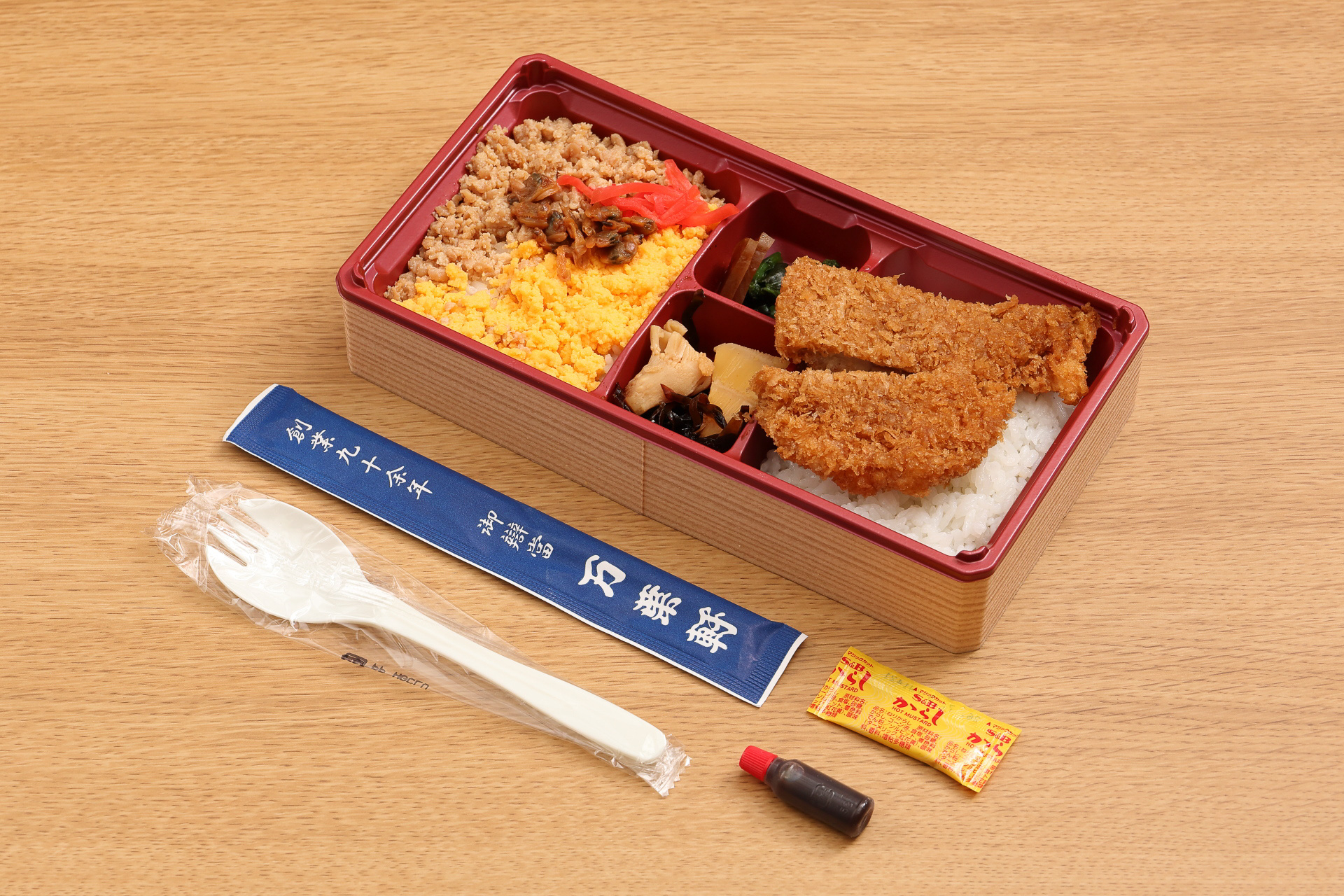 トンかつ菜の花弁当。ポロポロとこぼしやすい炒り玉子と鶏そぼろがあるのでスプーンが付いています