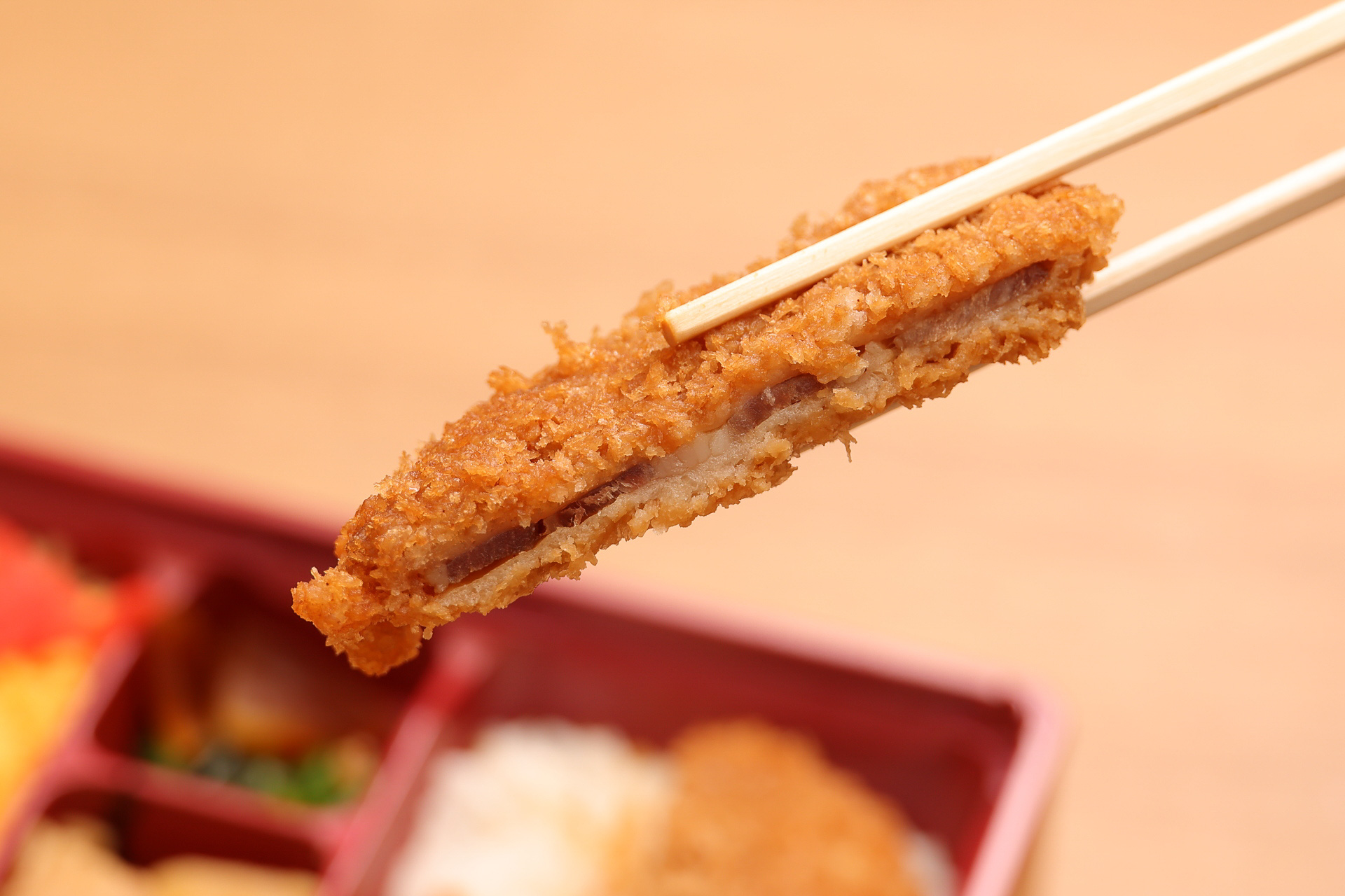 あらかじめソースで味付けされたトンかつに、さらにソースをかけて白いご飯と食べます