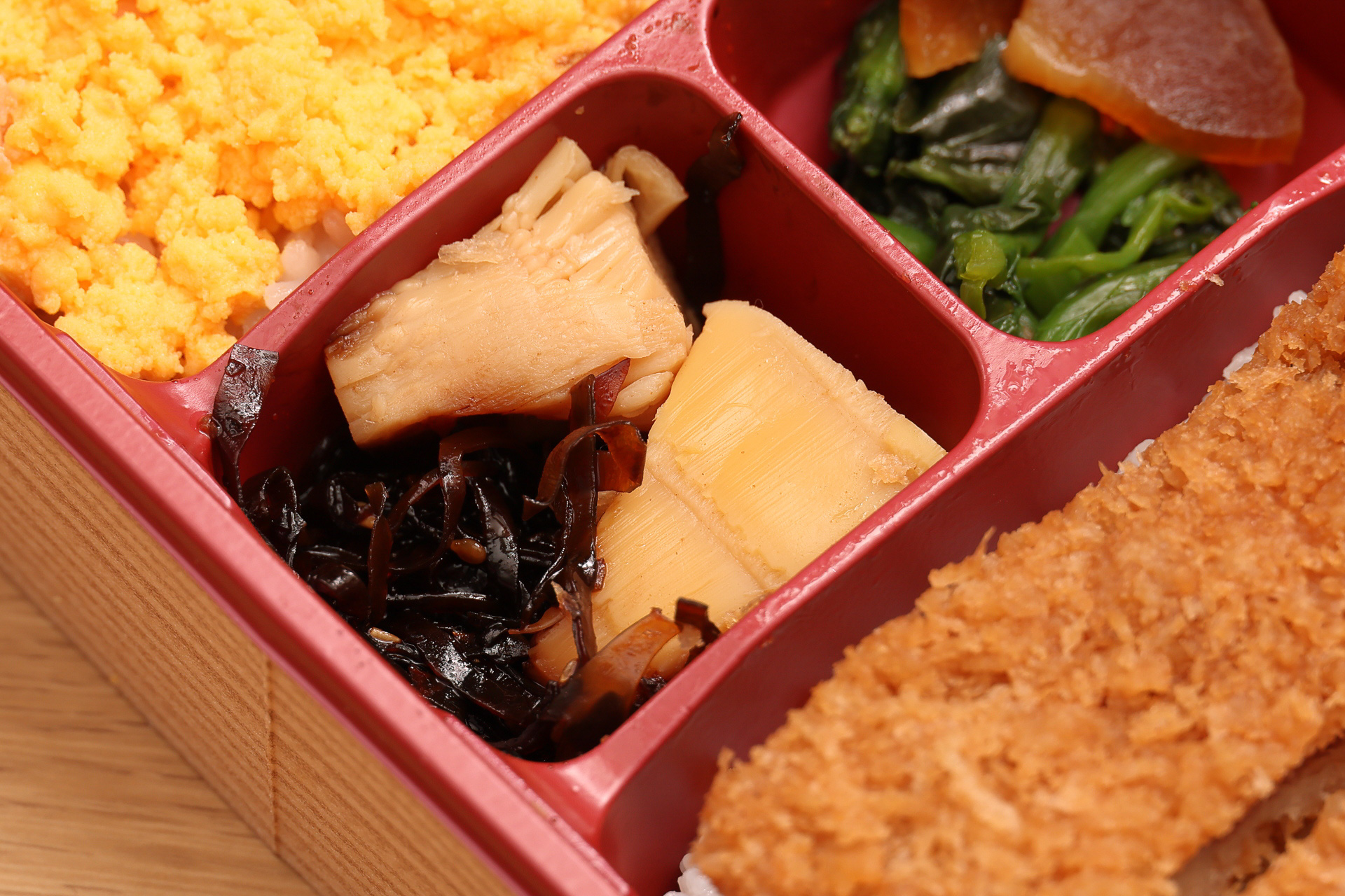 筍煮、胡麻昆布も通常版のトンかつ弁当と同じ